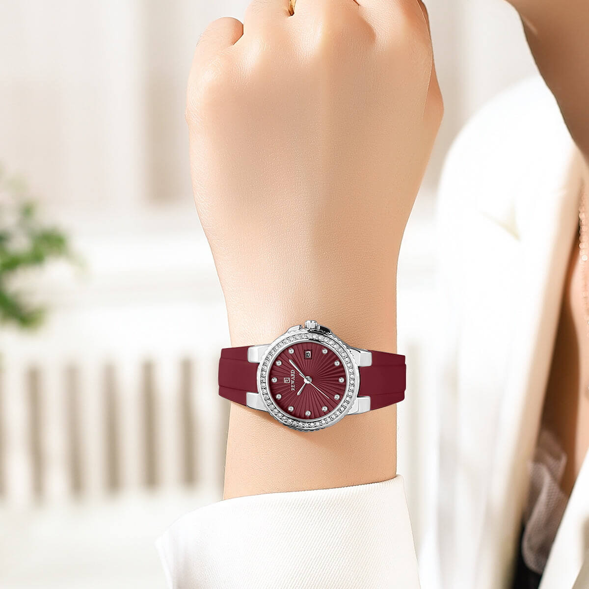 Relógio feminino pequeno Eclat marsala no pulso detacando sua pulseira em silicone premium e sua caixa em aço prata