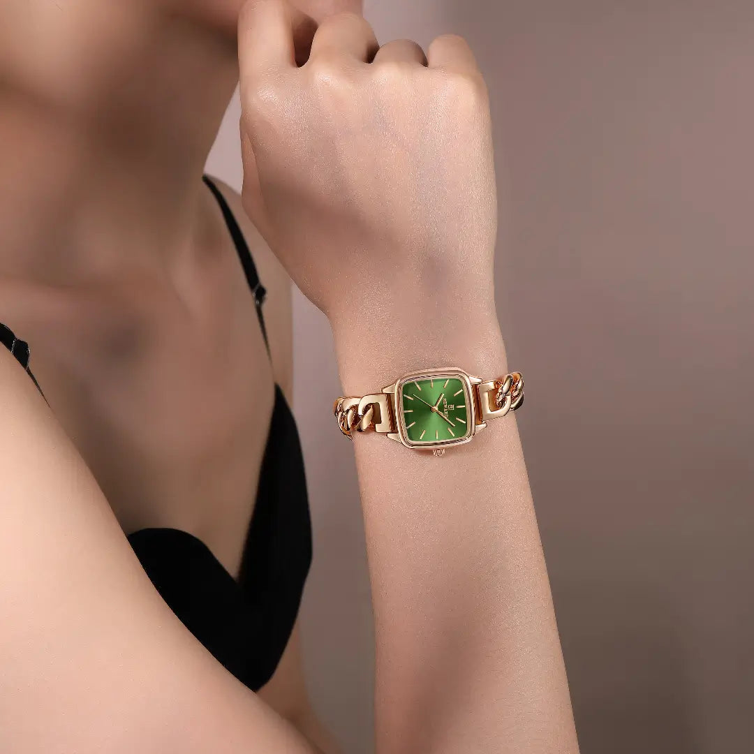 Relógio Feminino Pequeno com formato quadrado e cor Rosé Gold sendo utilizando no pulso