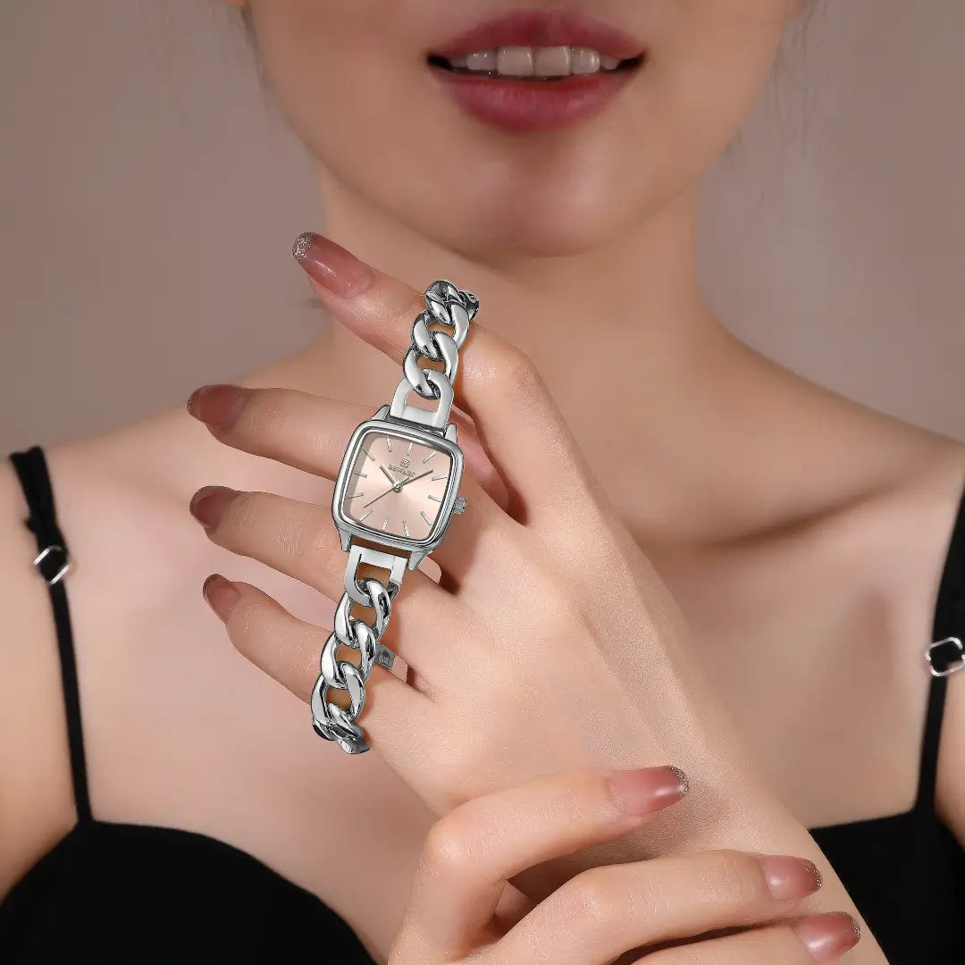 Relógio feminino prata minimalista com design quadrado na mão da modelo