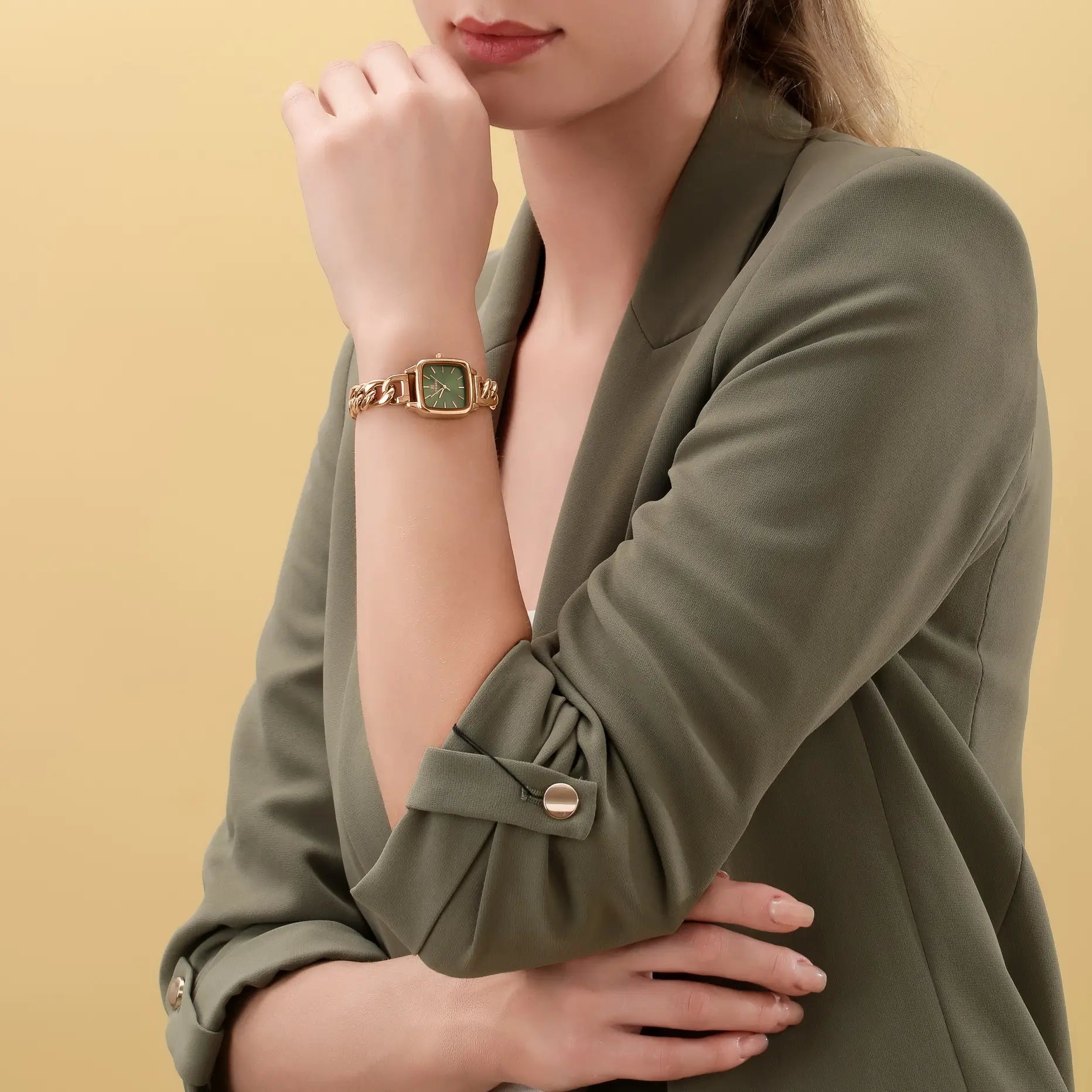 Relógio Feminino Pequeno com formato quadrado e cor Rosé Gold sendo utilizando no pulso