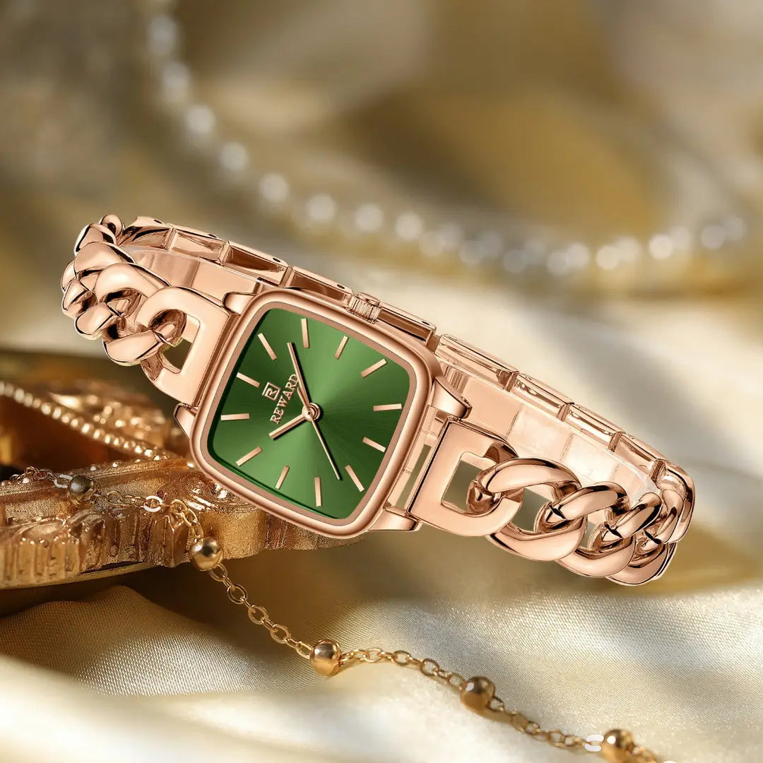 Relógio feminino quadrado pequeno cor rose gold destacando seu mostrador em verde esmeralda com gradiente e ponteiros rose gold
