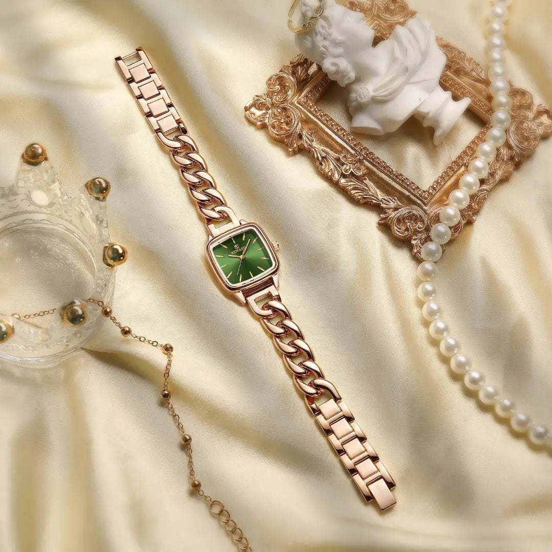 Relógio feminino pequeno quadrado de cor rosé gold visto de cima destacando sua pulseira de cor rosé gold e seu mostrador verde