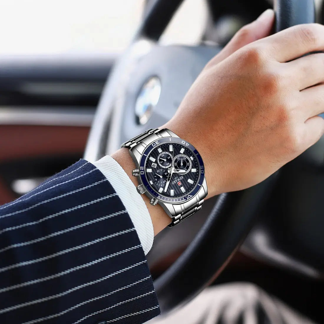 Relógio Aurion prata com mostrador azul no pulso – presença e estilo