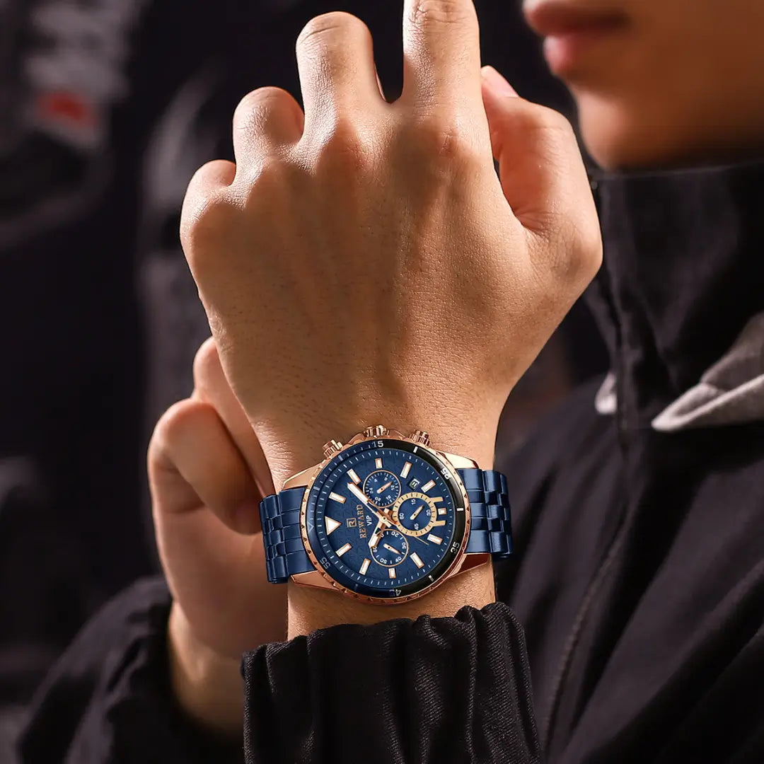 Relógio masculino azul canelado com caixa em tom bronze no pulso