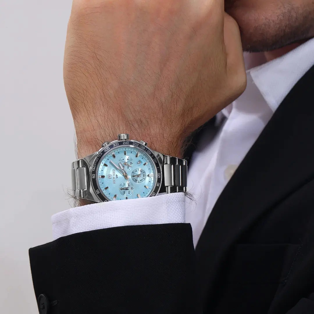 Visual do relógio masculino azul Reward VIP Magnus sendo usado no pulso, evidenciando sua elegância casual e presença marcante no cotidiano.