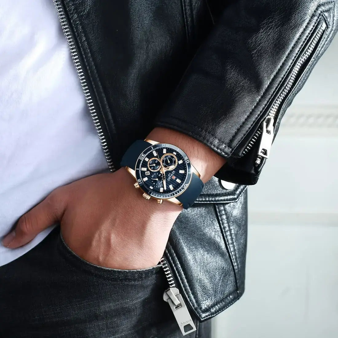 Relógio masculino azul esportivo Reward VIP Aurion Blue Gold no pulso visto de ângulo lateral, exibindo a espessura da caixa, acabamento premium e detalhes dourados com contraste elegante