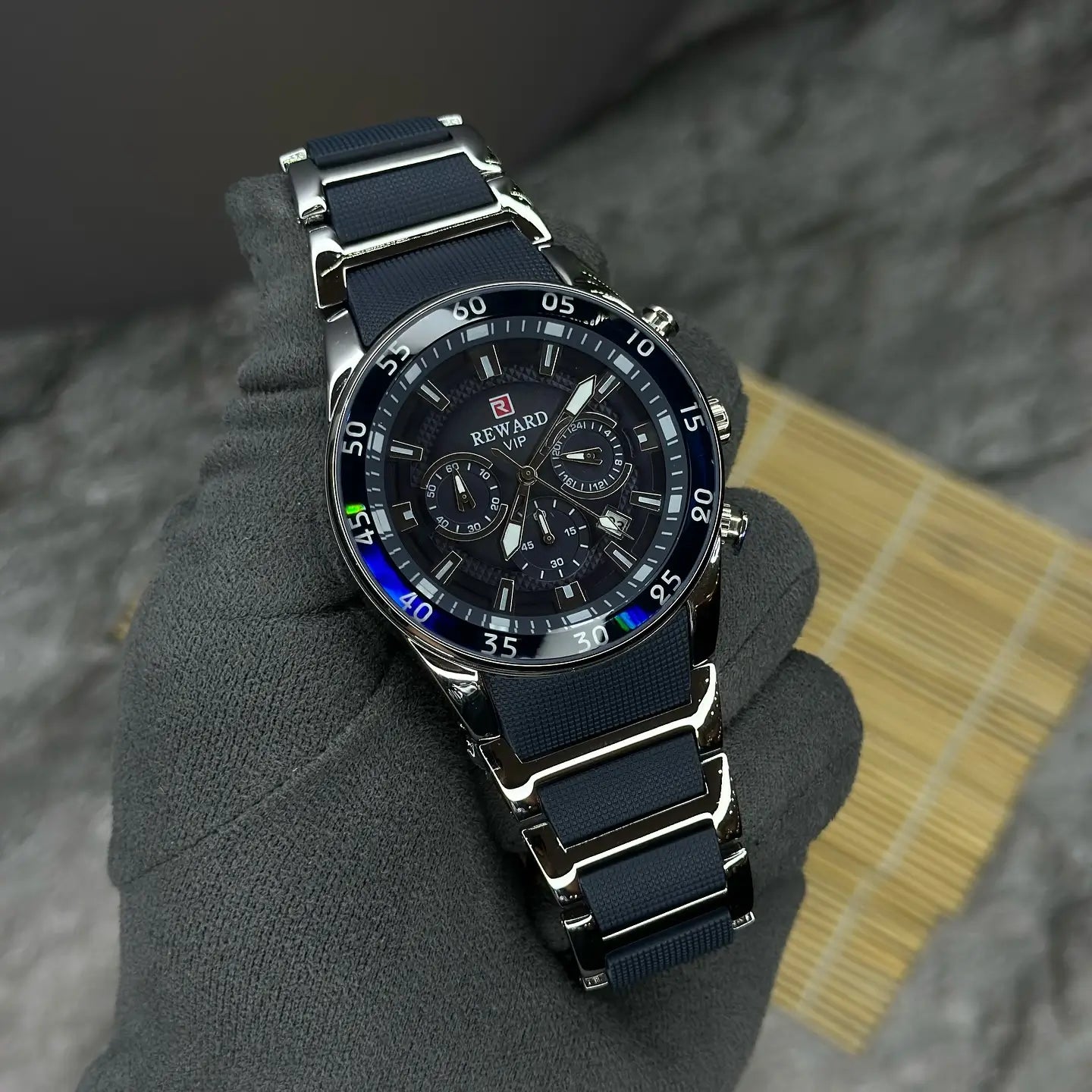 Relógio masculino esportivo Reward VIP Cronos Sport com mostrador azul visto em ângulo lateral, destacando profundidade, acabamento e elegância robusta