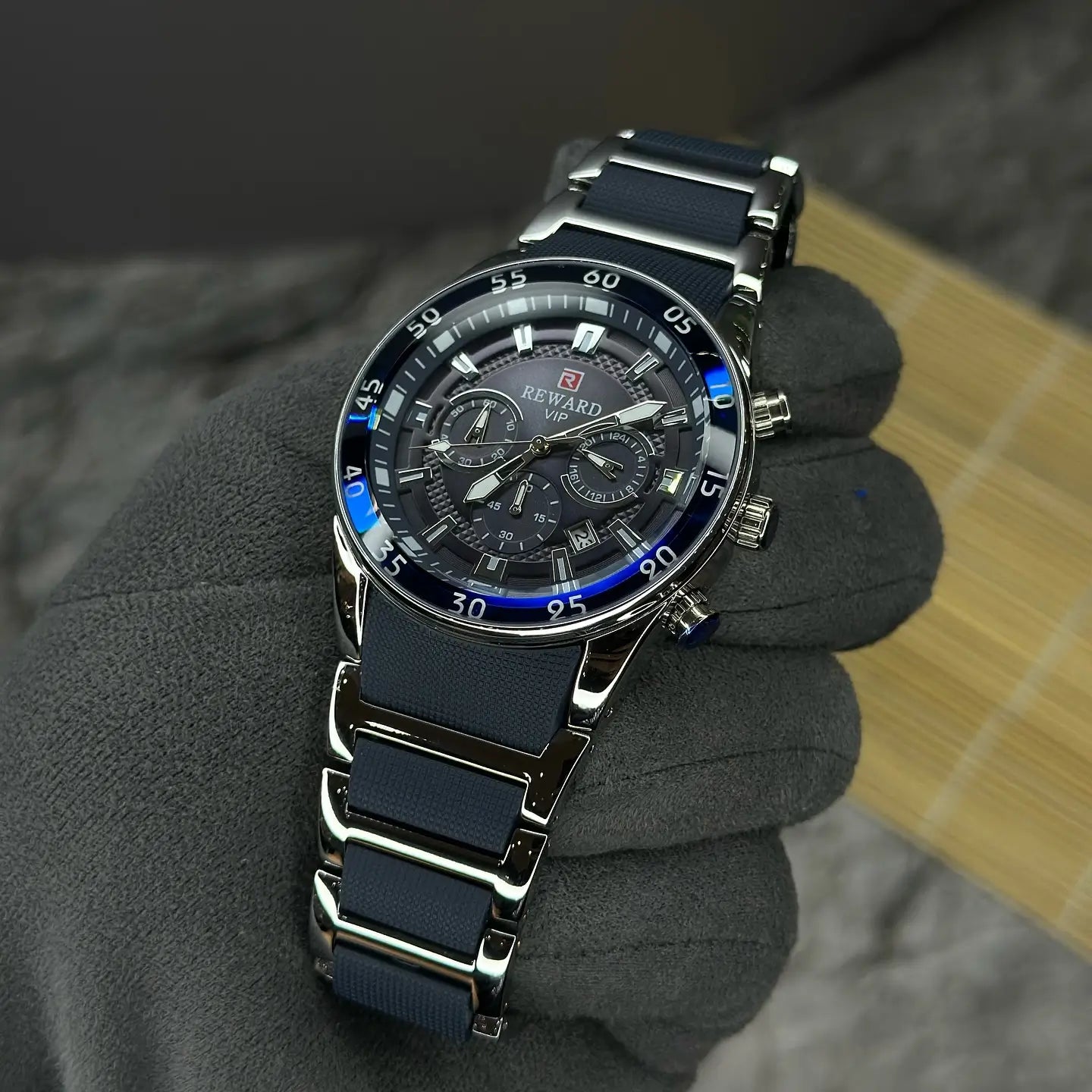 Close no mostrador azul do relógio masculino esportivo Reward VIP Cronos Sport, com detalhes metálicos e design de alto impacto visual