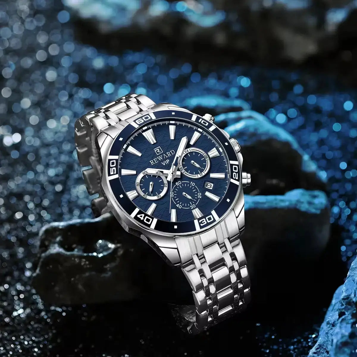 Relógio masculino REWARD VIP com mostrador azul marinho em destaque sobre pedras escuras e fundo texturizado azul cintilante, transmitindo sofisticação, resistência e elegância em um cenário luxuoso.