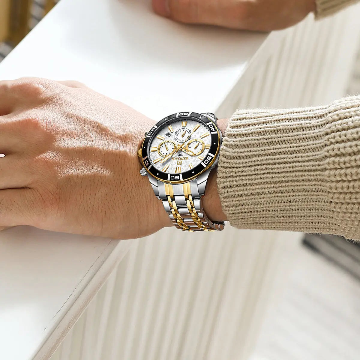 Relógio masculino dourado e prata reward vip essence no pulso