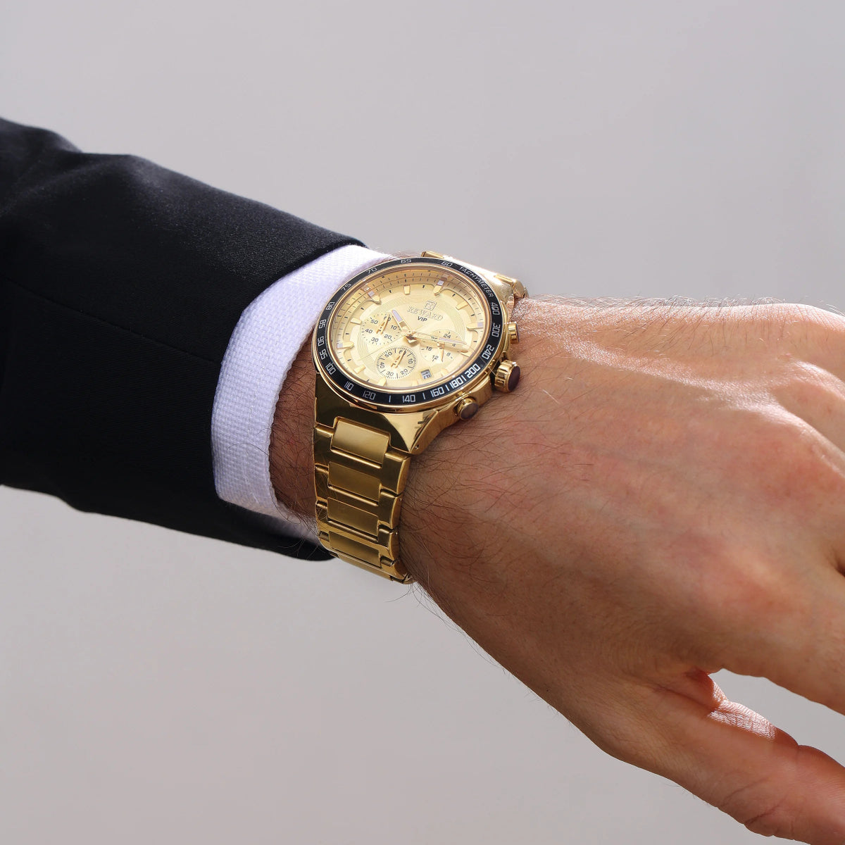 Relógio masculino REWARD VIP Magnus Dourado: design chamativo, pulseira em aço inox e mostrador com cronógrafo. Para quem quer se destacar com elegância e atitude. Um luxo que impõe respeito.