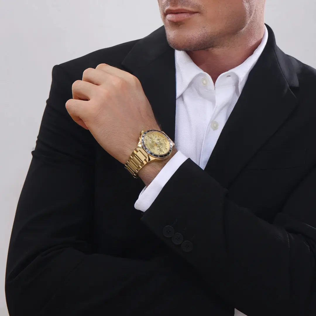 homem de terno elegante usando um modelo reward vip magnus dourado no pulso.