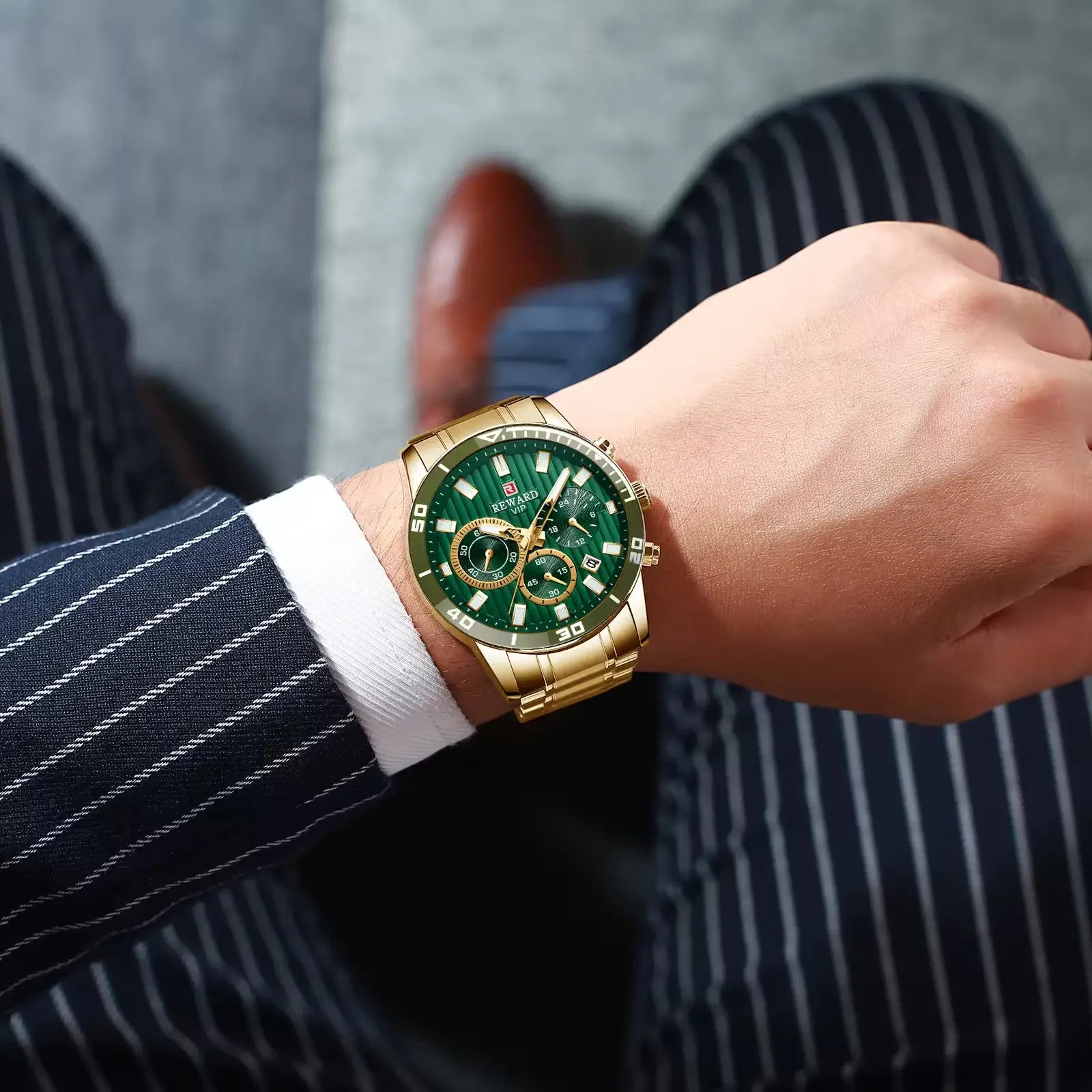 Relógio masculino dourado REWARD VIP no pulso – luxo casual com presença