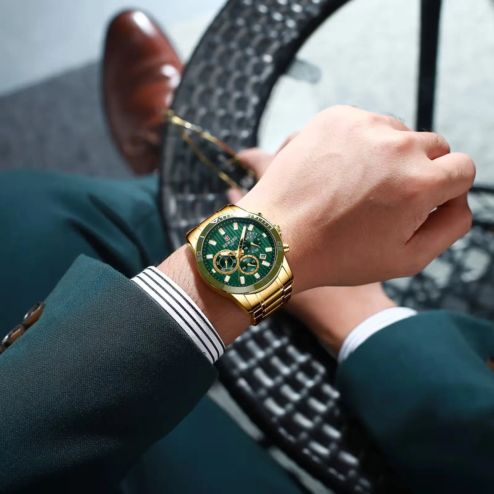 Relógio masculino dourado REWARD VIP no pulso – luxo casual com presença