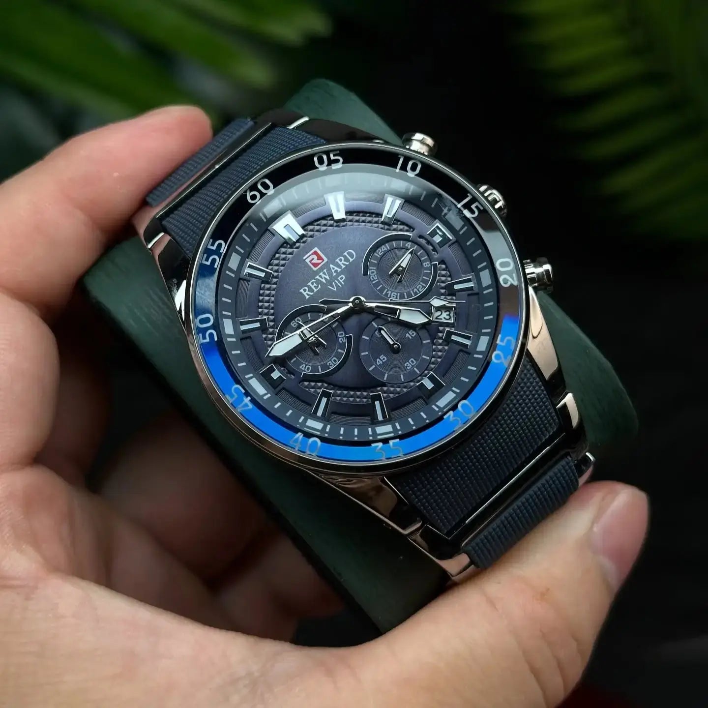 Close no mostrador azul do relógio masculino esportivo Reward VIP Cronos Sport, com marcadores metálicos e acabamento robusto de alto padrão