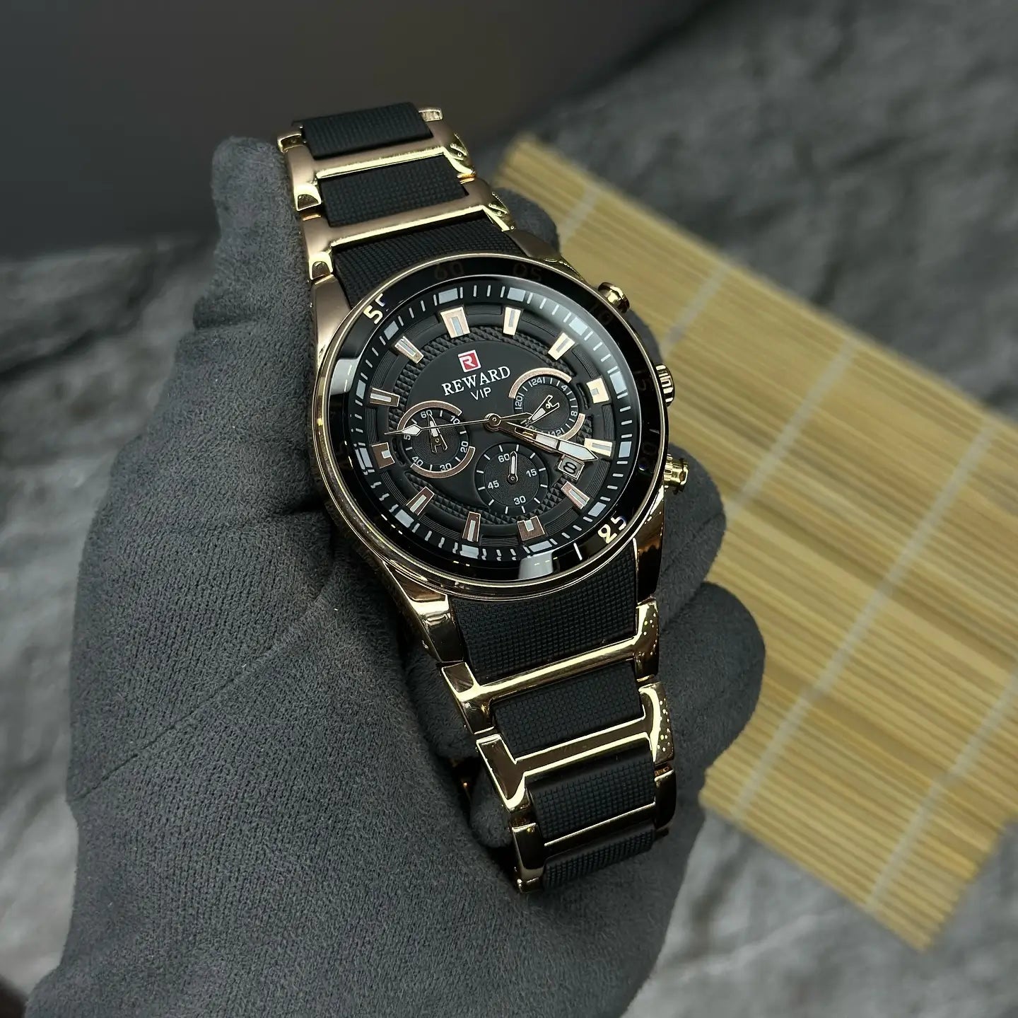 Relógio masculino esportivo dourado e preto Reward VIP Cronos com design robusto, mostrador detalhado e pulseira resistente, ideal para estilo e performance