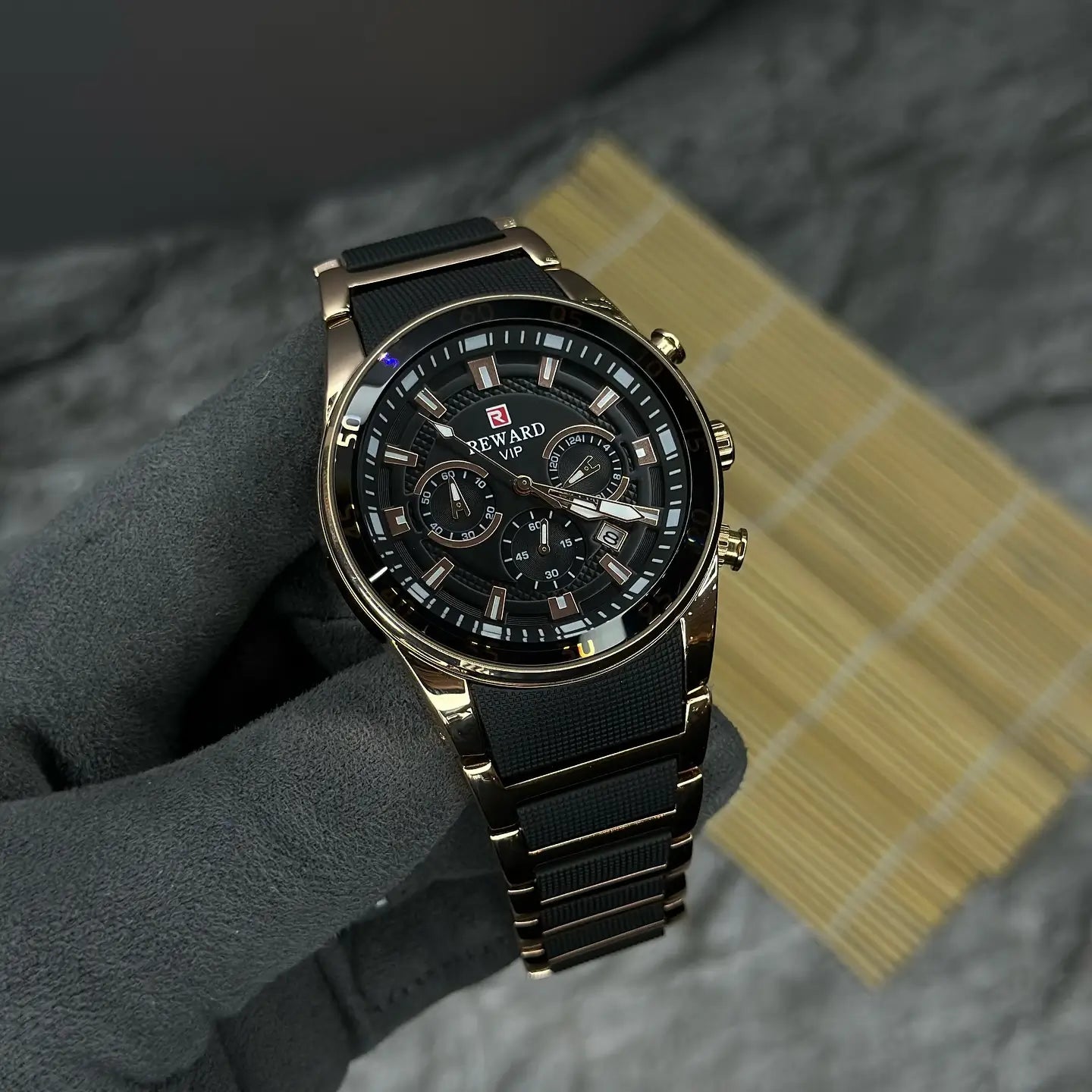 Relógio masculino esportivo preto e dourado Reward VIP Cronos visto de cima, com mostrador multifuncional e acabamento robusto que une performance e estilo