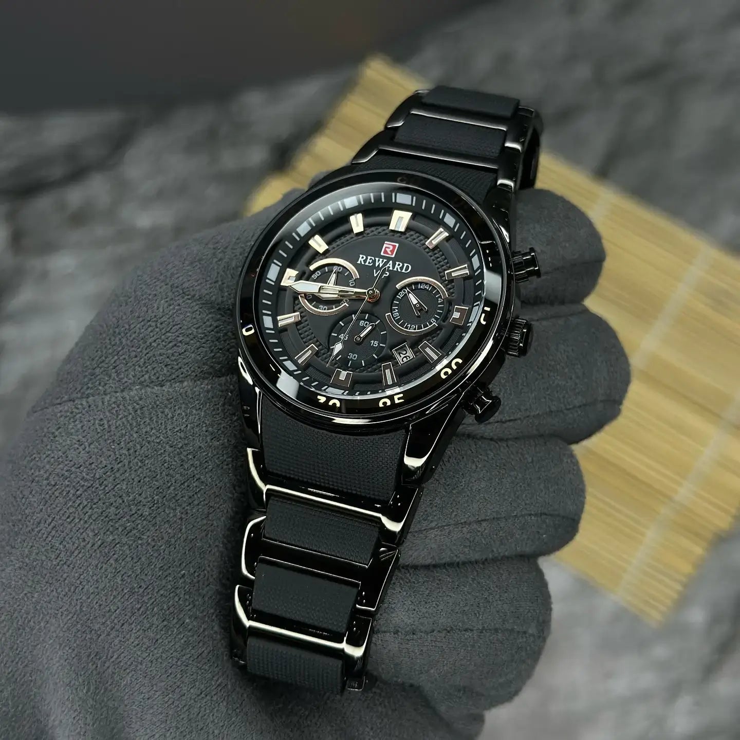 Close no mostrador do relógio masculino esportivo preto Reward VIP Cronos Sport, com detalhes metálicos, design multifuncional e acabamento robusto