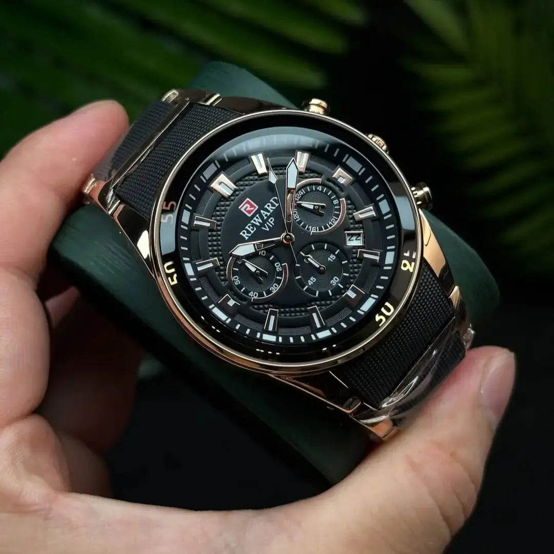 Mostrador preto com detalhes dourados do relógio masculino esportivo Reward VIP Cronos, com design robusto e leitura precisa para estilo e performance