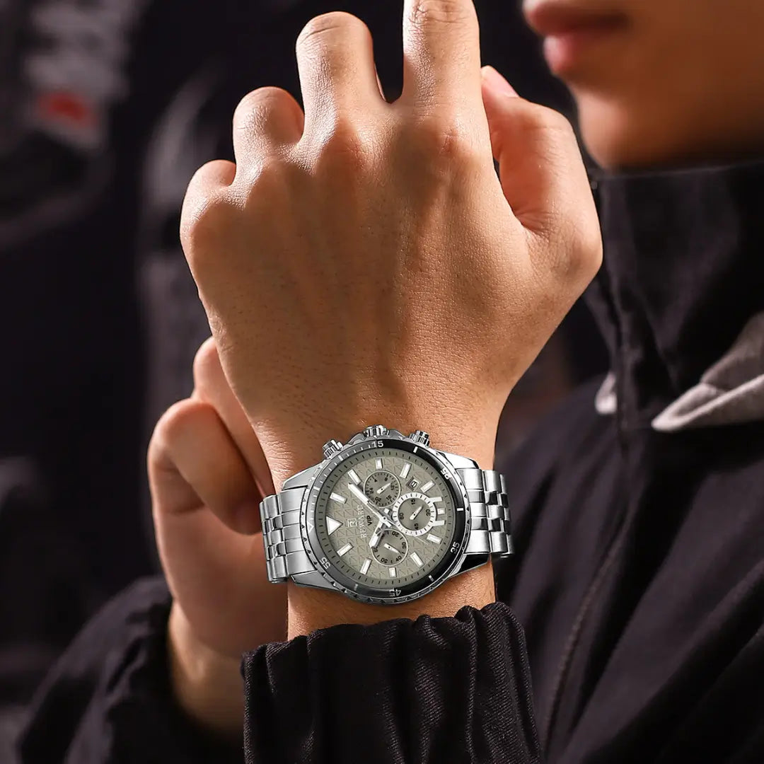 Relógio masculino prata Reward VIP Essence no pulso destacando imponência e design do modelo