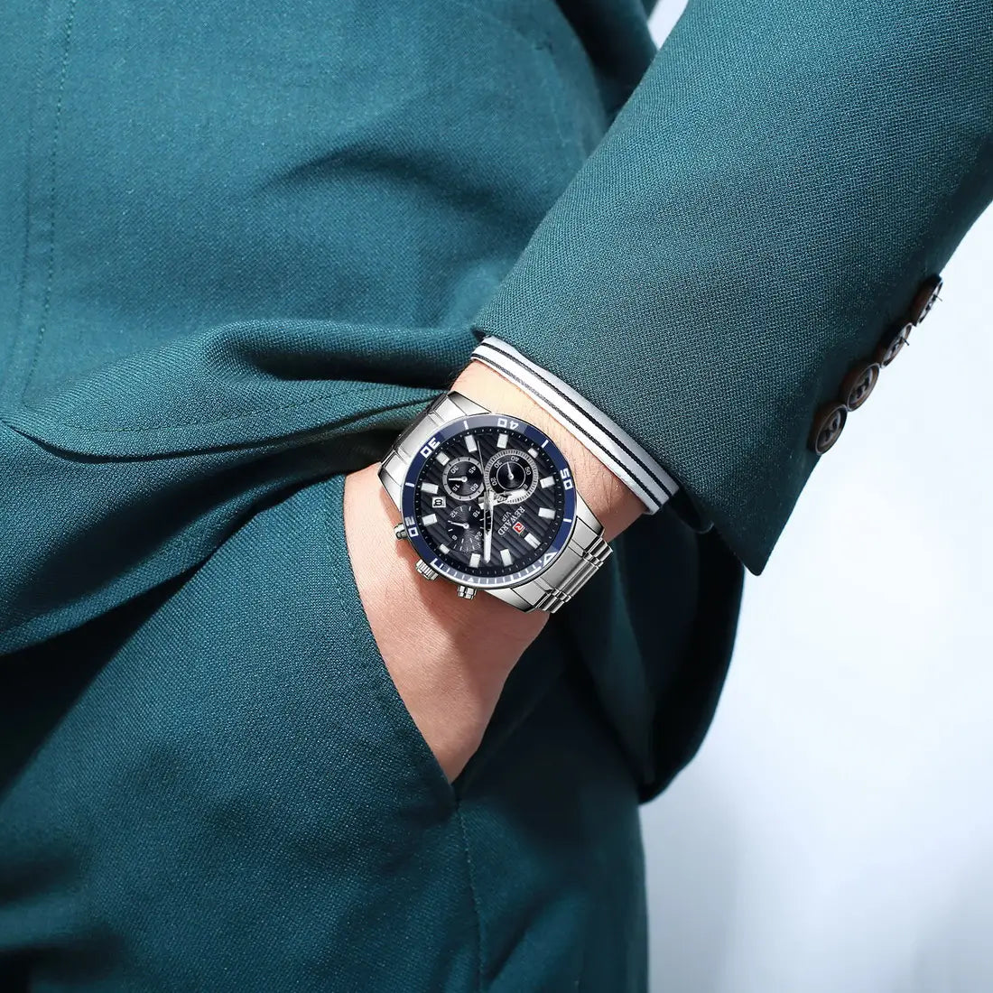 Relógio Aurion prata com mostrador azul no pulso – presença e estilo