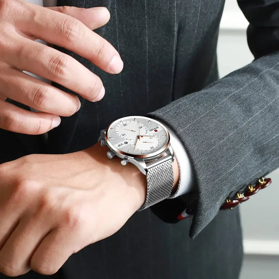 Relógio masculino prata minimalista Reward VIP Linear com mostrador limpo, caixa metálica elegante e pulseira refinada em vista do pulso