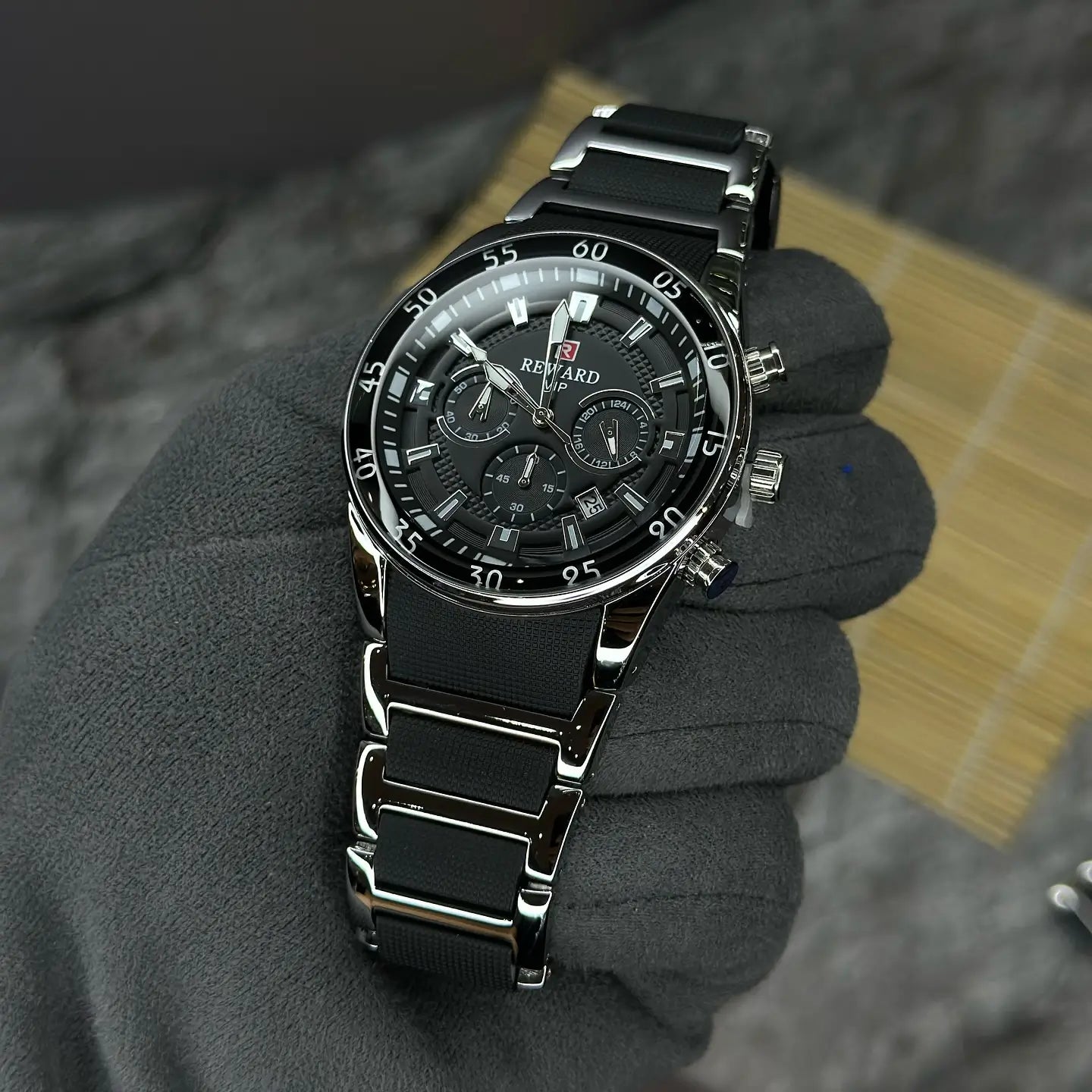 Vista completa do relógio masculino prata e preto Reward VIP Cronos Sport, com pulseira de aço, mostrador esportivo preto e design robusto de alto desempenho