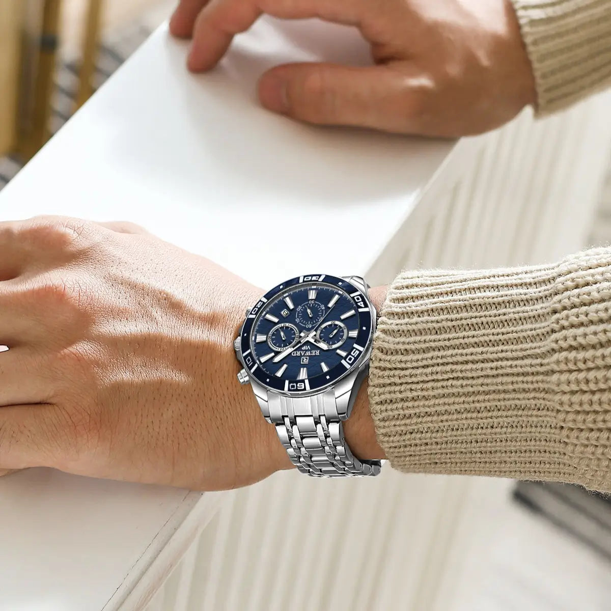 Relógio masculino prata com mostrador azul Reward VIP Essence sendo usado no pulso