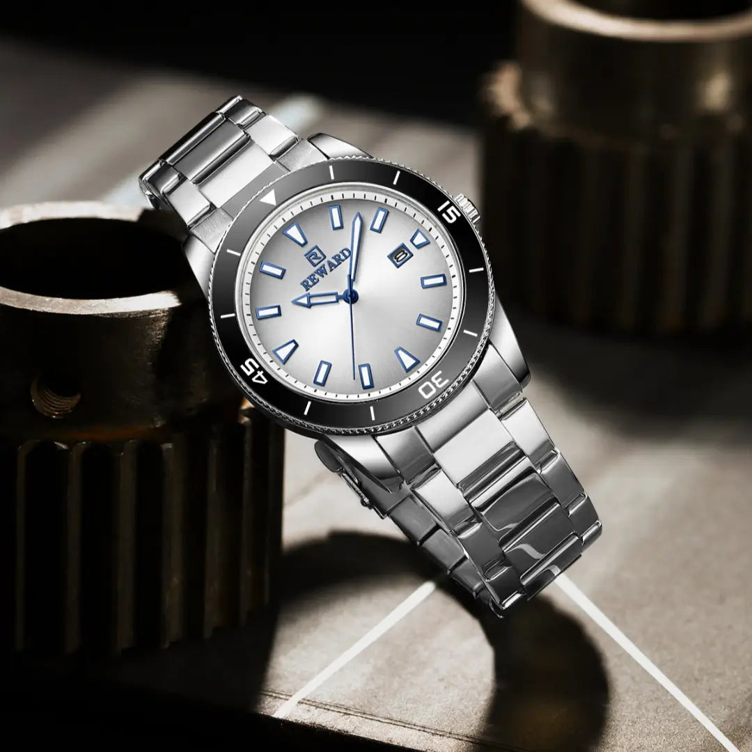 Close no mostrador do relógio masculino prata Reward VIP Heritage com detalhes metálicos e acabamento sofisticado