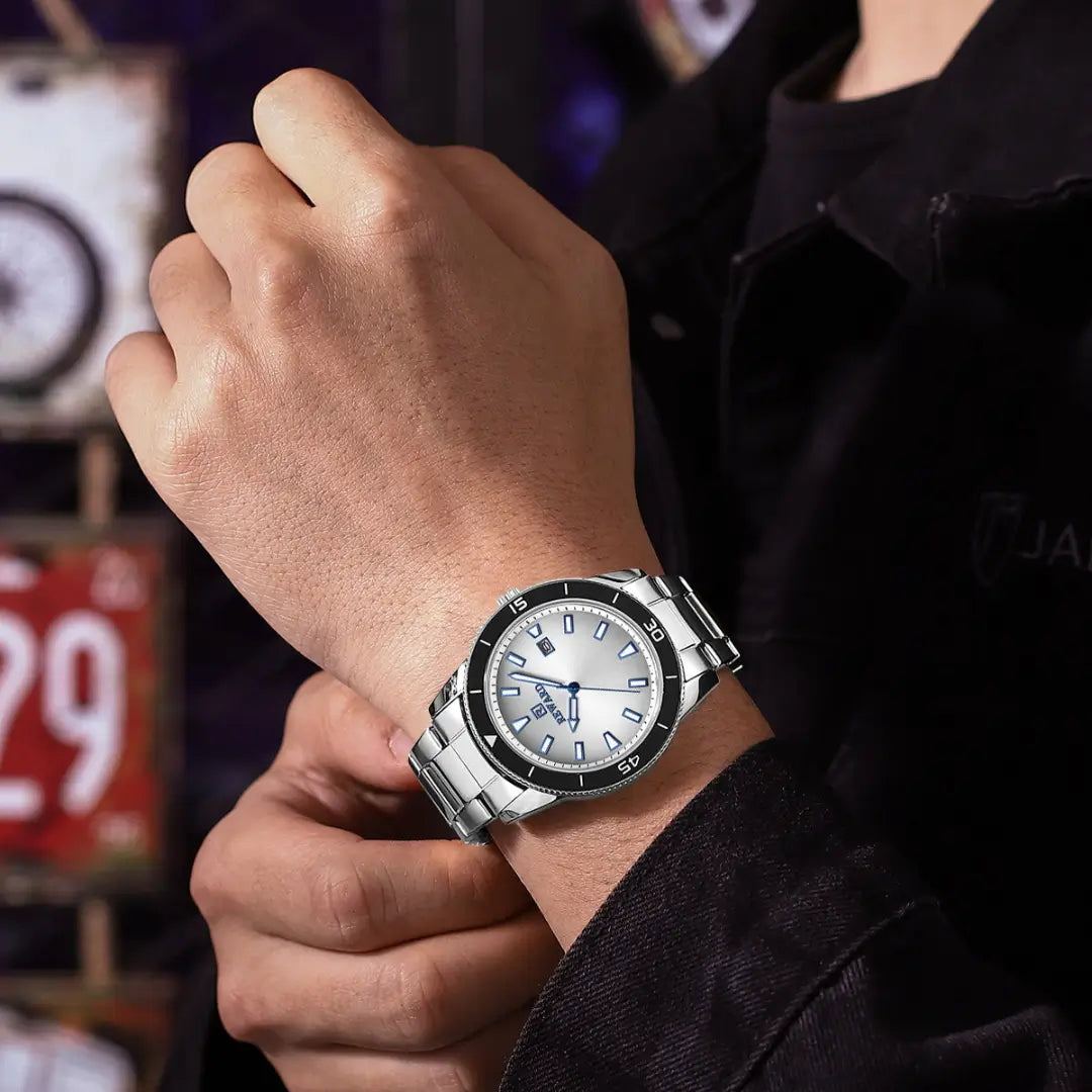 Relógio masculino prata Reward VIP Heritage usado no pulso, com mostrador metálico e acabamento refinado, transmitindo sofisticação e presença