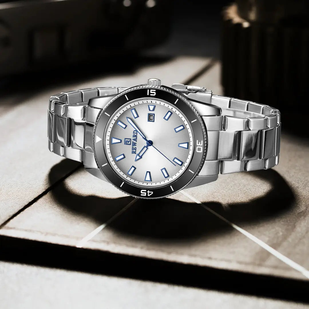 Relógio masculino prata Reward VIP Heritage posicionado na vertical, exibindo caixa metálica, mostrador elegante e pulseira completa com acabamento refinado