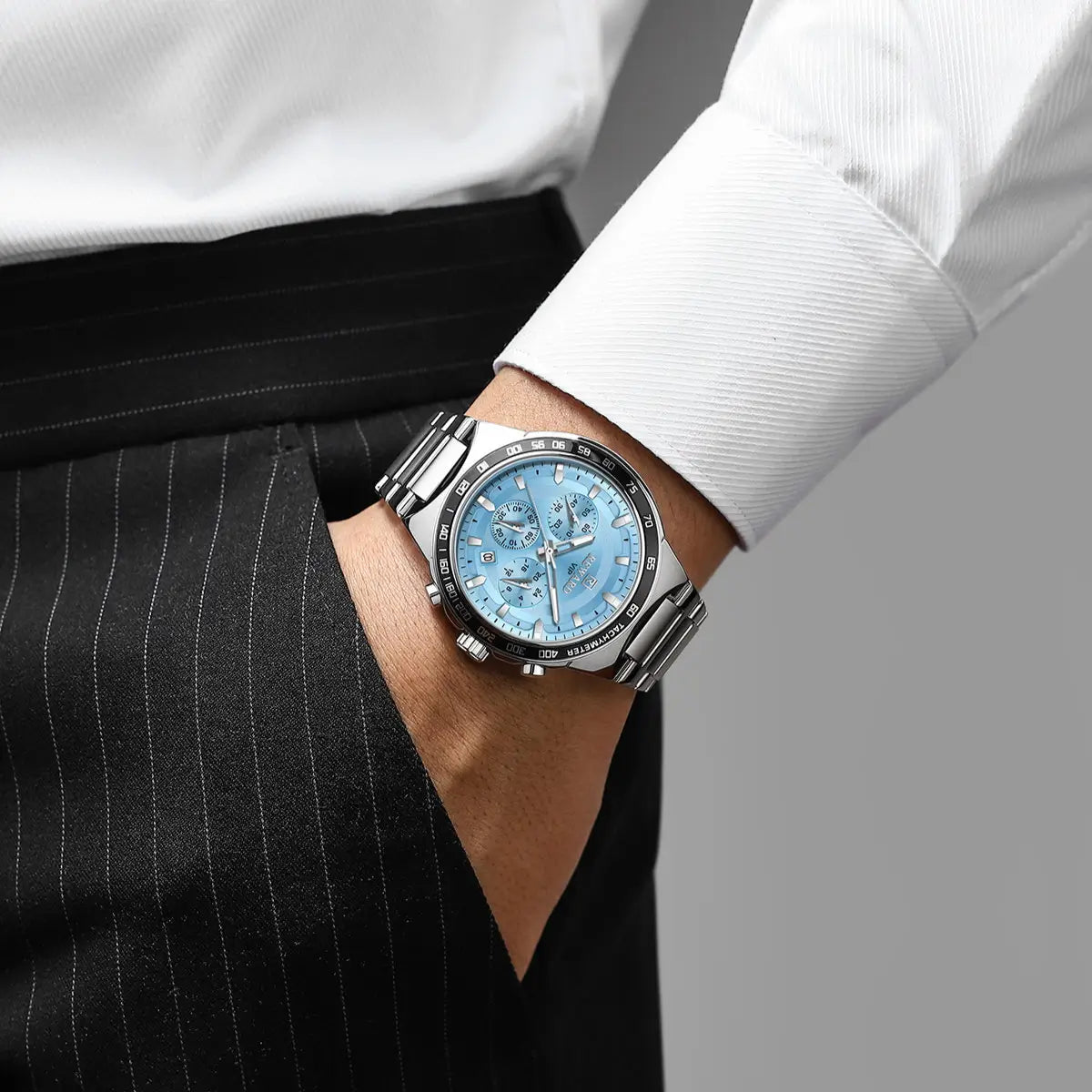 Relógio Masculino prata e azul Reward VIP Magnus no pulso