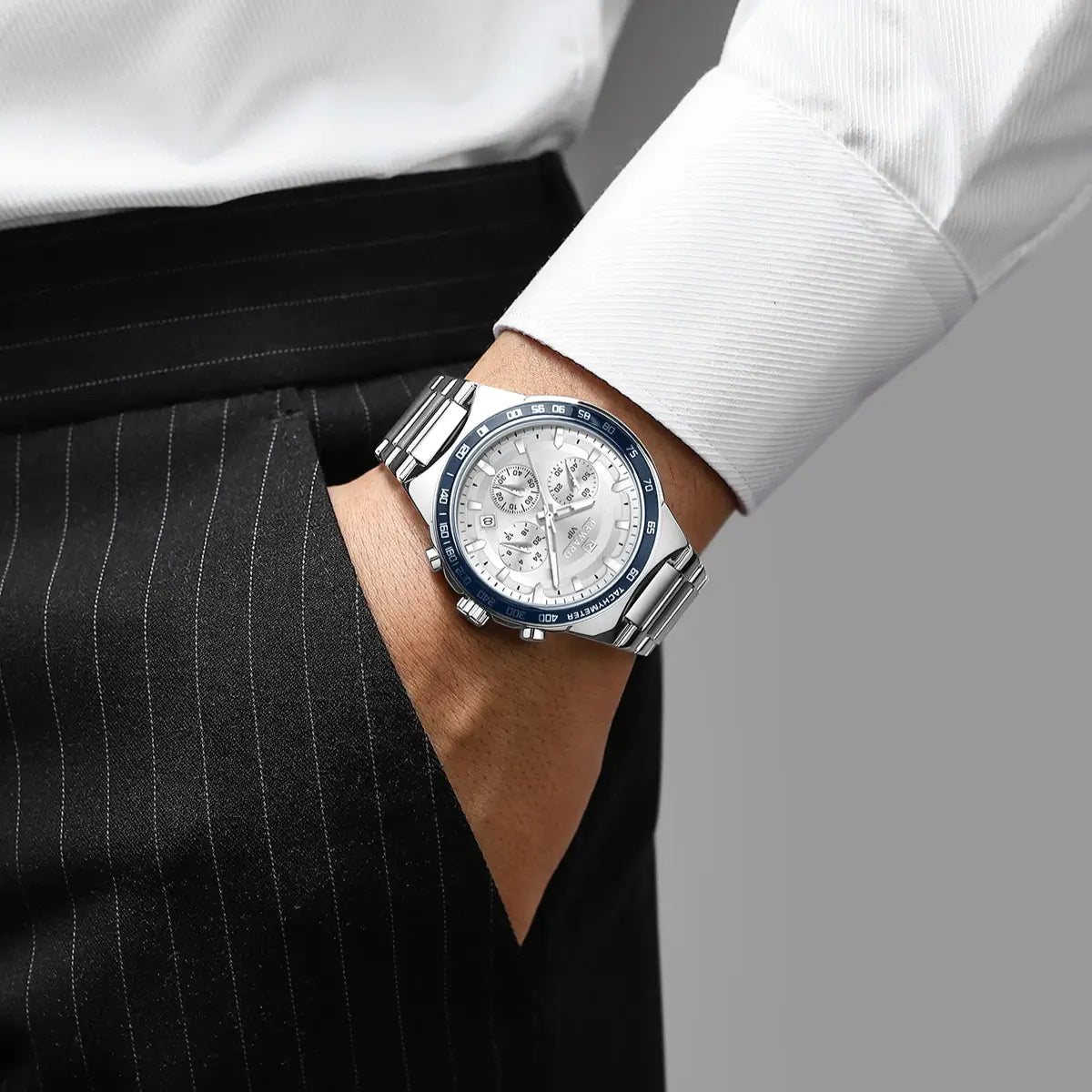 Relógio prata Reward VIP Magnus em destaque no pulso, evidenciando o visual moderno, sofisticado e versátil para quem busca elegância com personalidade em todas as ocasiões.