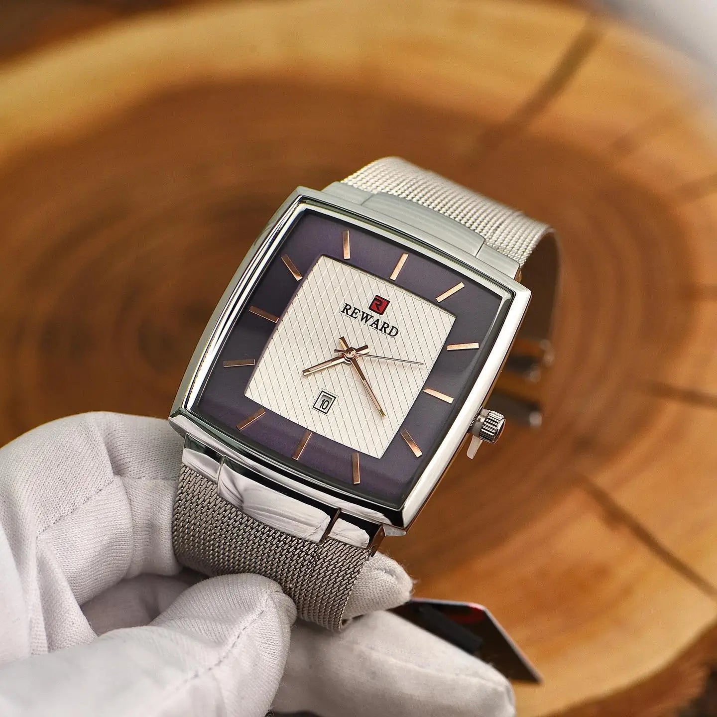 Close no mostrador do relógio masculino prata Reward VIP Monaco Date com ponteiros elegantes, marcadores nítidos e acabamento refinado