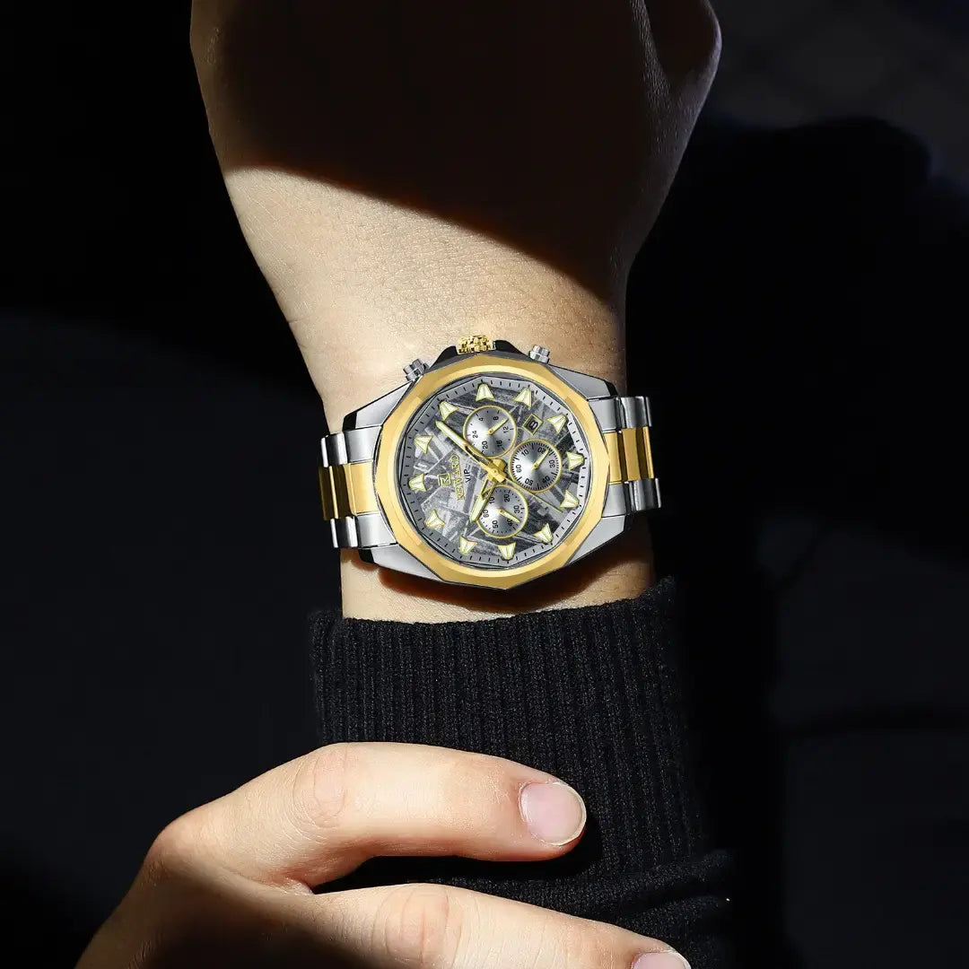 Relógio masculino Reward VIP Vanguard no pulso, com bisel e elo central dourados contrastando com a caixa prateada e elos laterais em prata, destacando o design sofisticado e o acabamento bicolor.