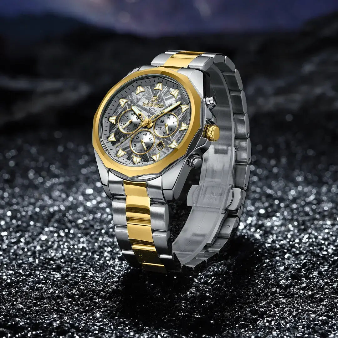 Vista lateral do relógio masculino prata Reward VIP Vanguard, com pulseira bicolor prata e dourada, bisel dourado reluzente e pulseira escovada com fecho borboleta, evidenciando acabamento sofisticado e design de alto padrão.