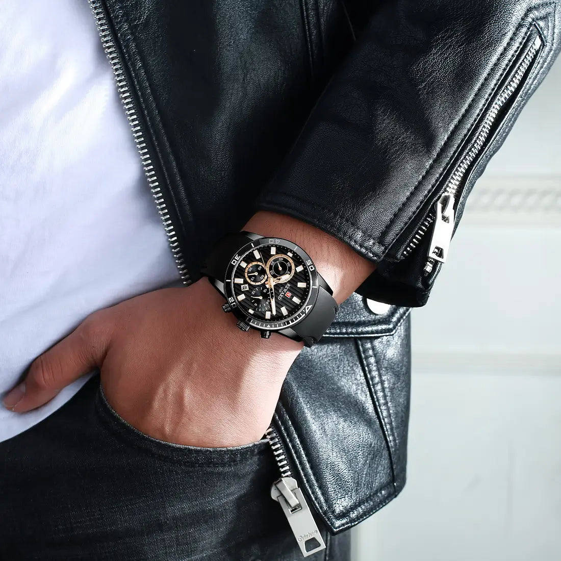 Relógio masculino preto e dourado esportivo Reward VIP Aurion no pulso, com mostrador robusto e detalhes em dourado que destacam elegância e força em um visual esportivo de impacto