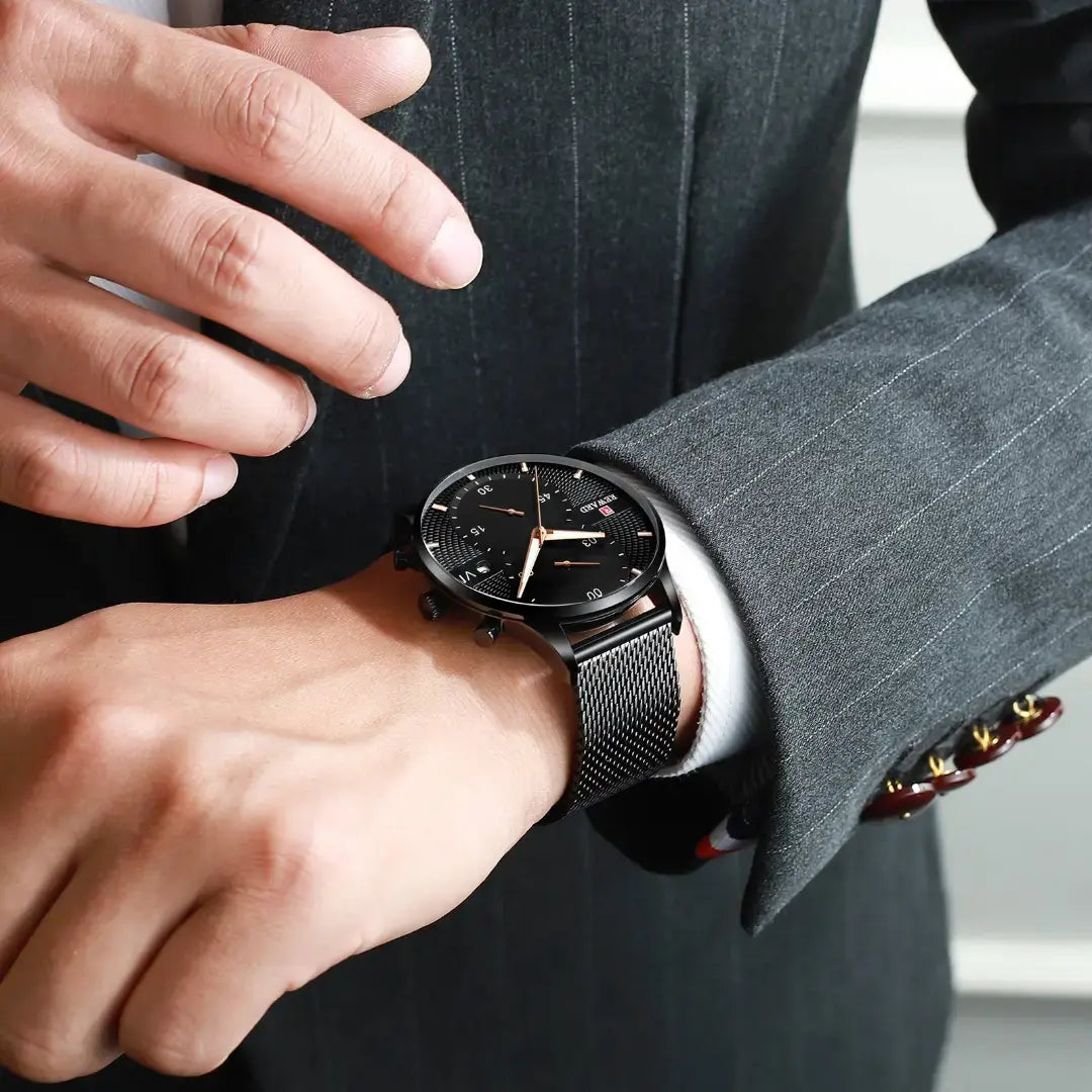 Relógio masculino preto sofisticado e luxuoso no pulso reward vip.