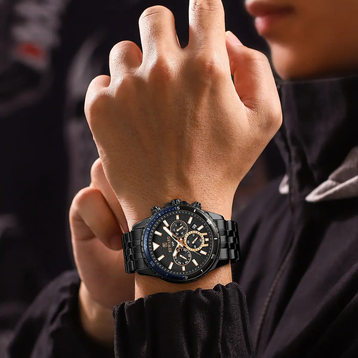 Relógio masculino preto Reward VIP Essence no pulso