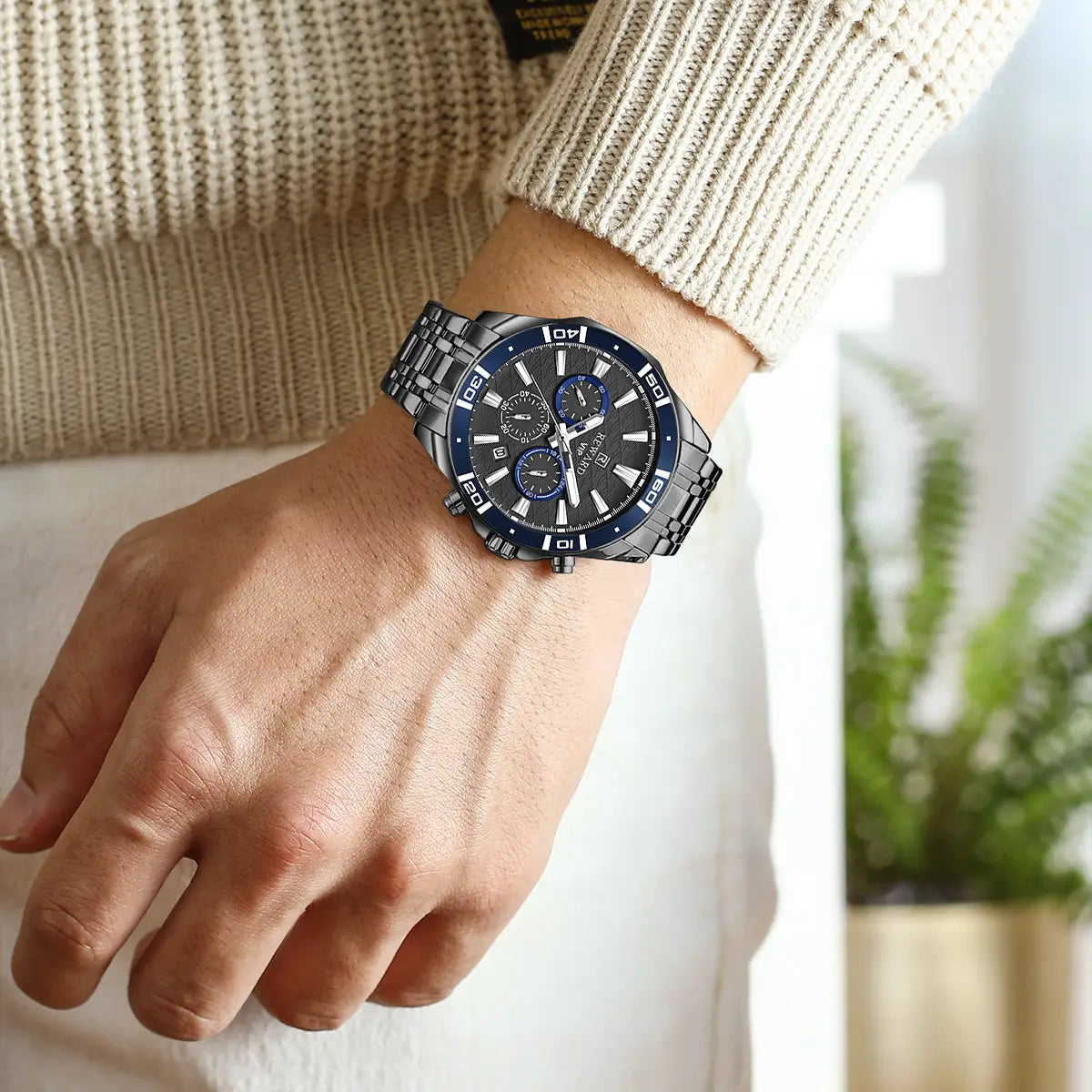 Relógio casual masculino preto com detalhes em azul Reward VIP Essence 44mm sob o pulso em ângulo novo