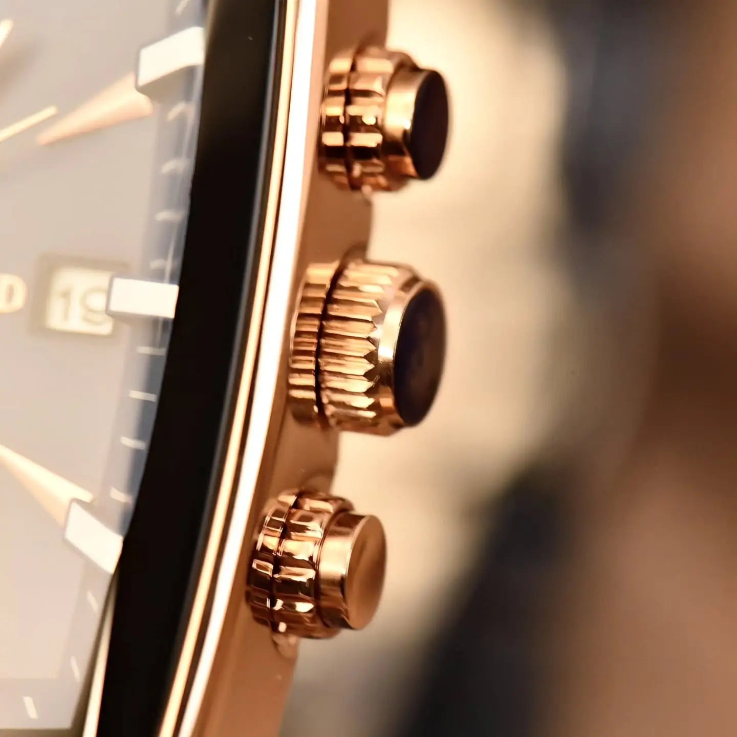 Close na coroa e botões do relógio masculino quadrado azul Reward VIP Monaco