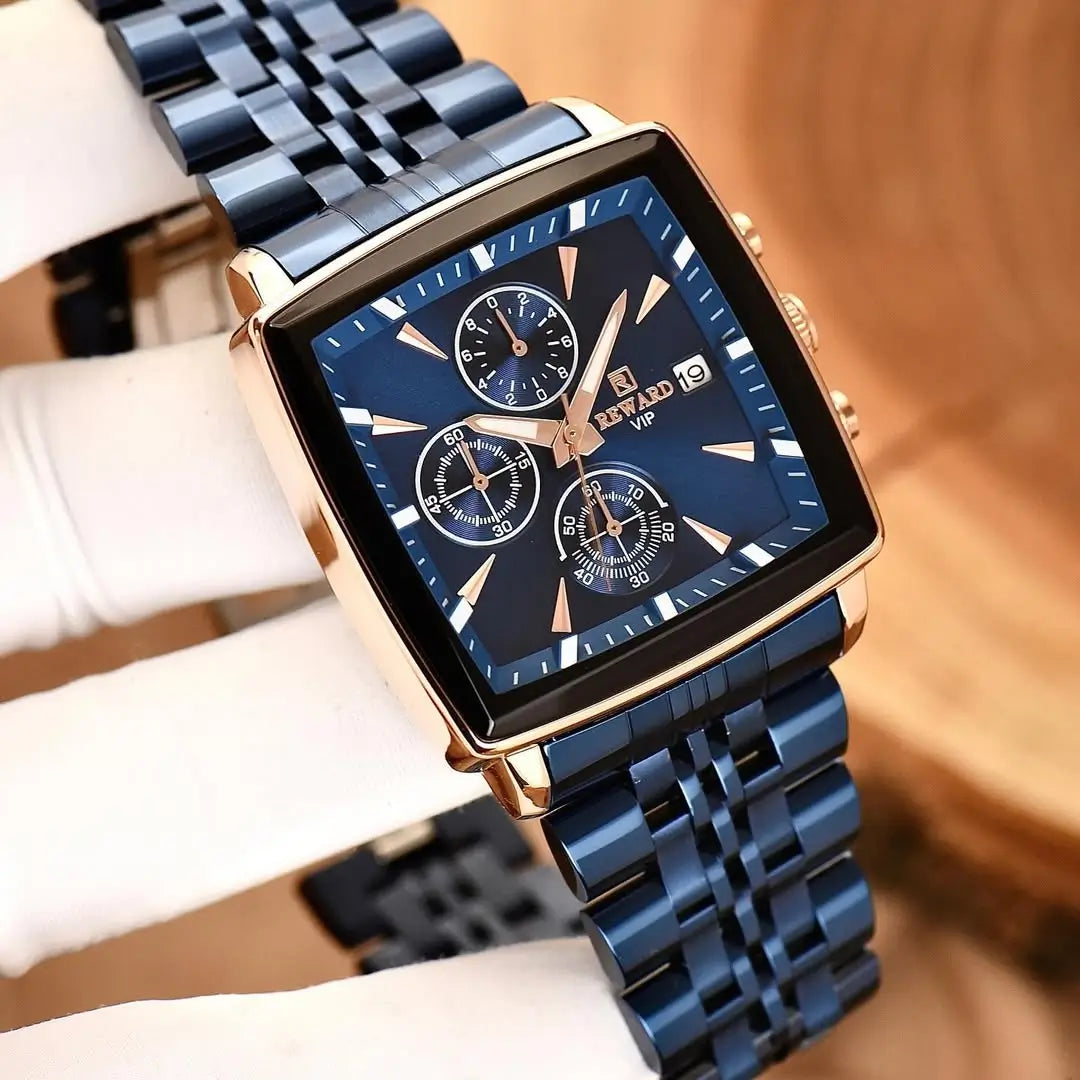 Relógio masculino quadrado azul Reward VIP Monaco sendo segurado na mão com foco no mostrador profundo e ponteiros destacados