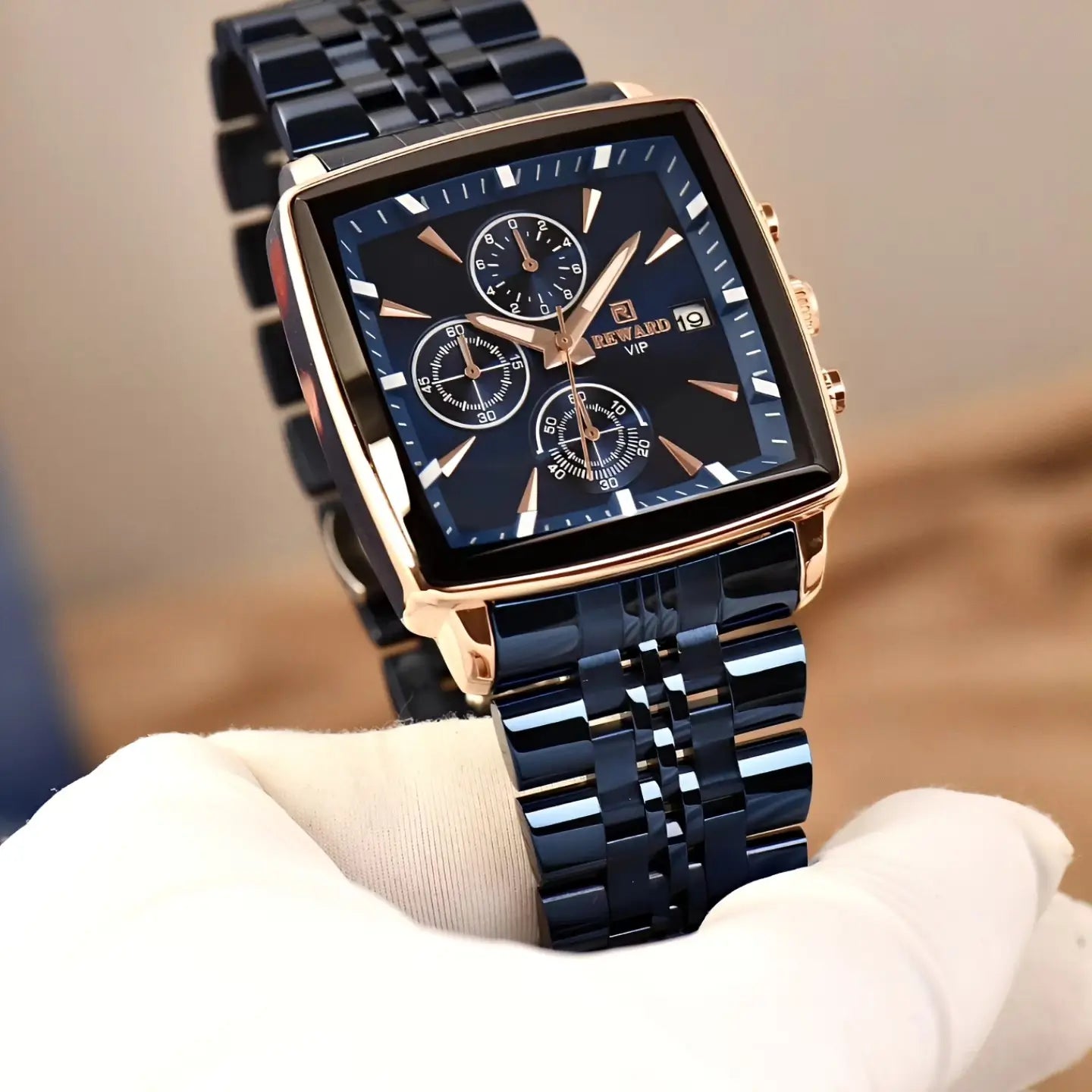 Relógio masculino quadrado azul Reward VIP Monaco sendo segurado na mão com foco no mostrador profundo e ponteiros destacados