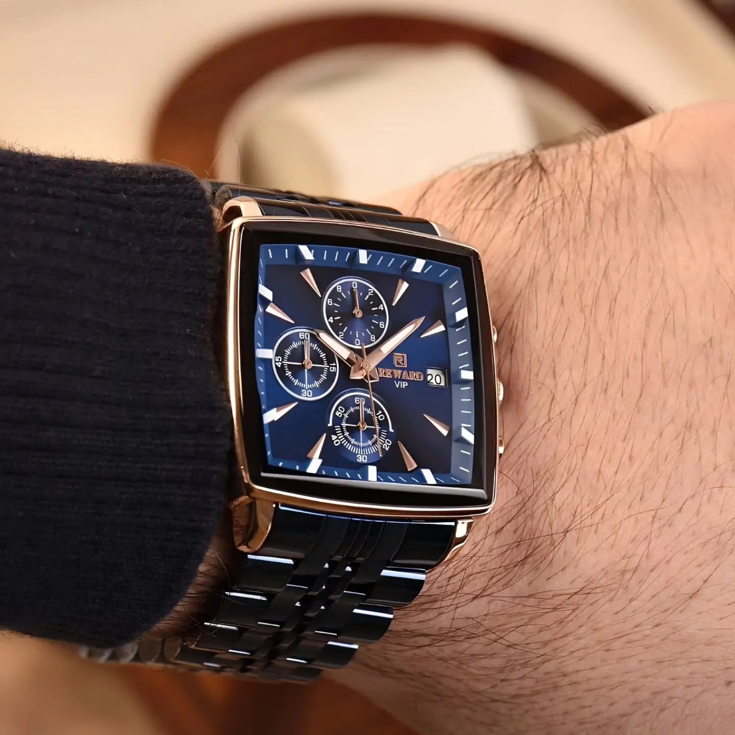Relógio masculino quadrado azul Reward VIP Monaco no pulso, com mostrador intenso e caixa robusta em destaque, encaixado com elegância