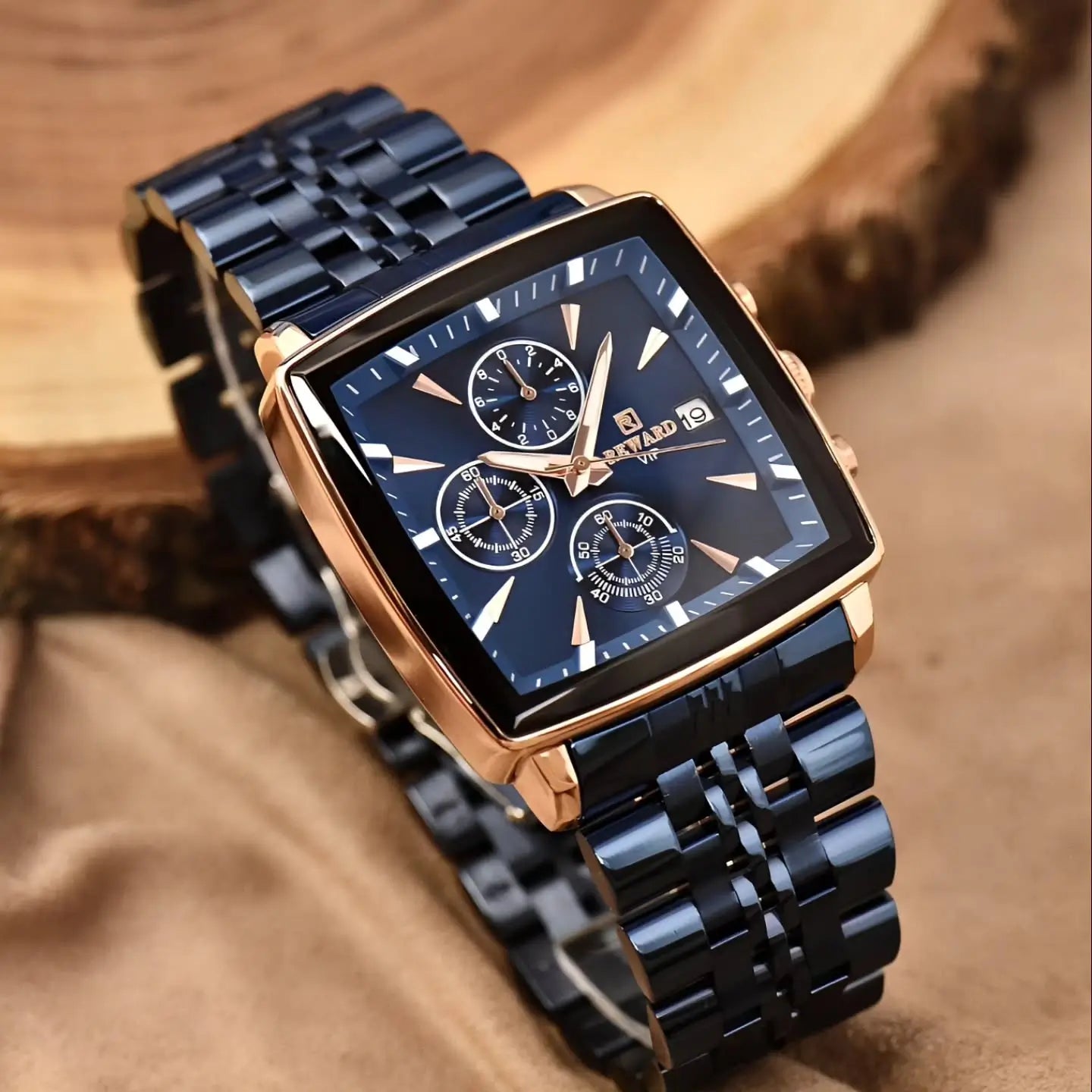 Relógio masculino quadrado azul Reward VIP Monaco em ângulo superior lateral, mostrando caixa robusta, mostrador profundo e detalhes refinados
