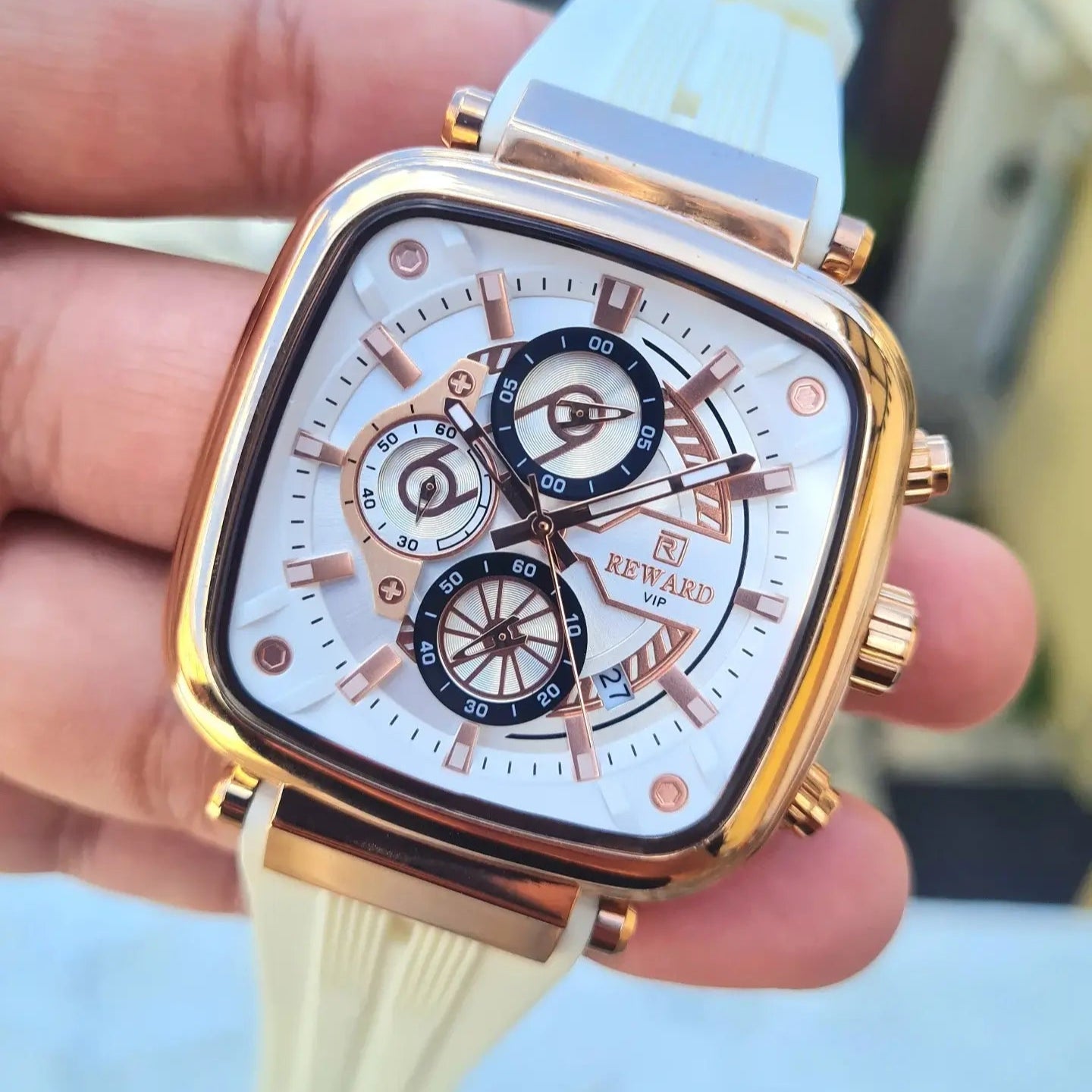 Relógio masculino quadrado branco Reward VIP Monaco Sport sendo segurado na mão, com foco no mostrador claro e cristal brilhante