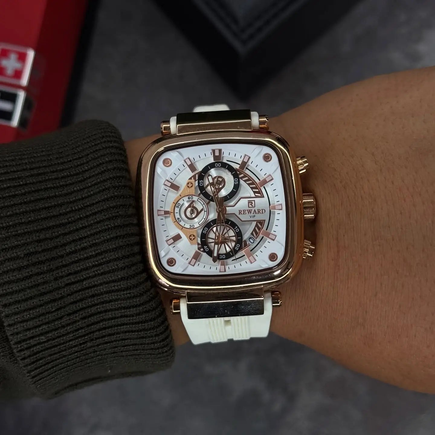 Relógio masculino quadrado branco Reward VIP Monaco Sport no pulso, com mostrador claro, caixa moderna e visual sofisticado