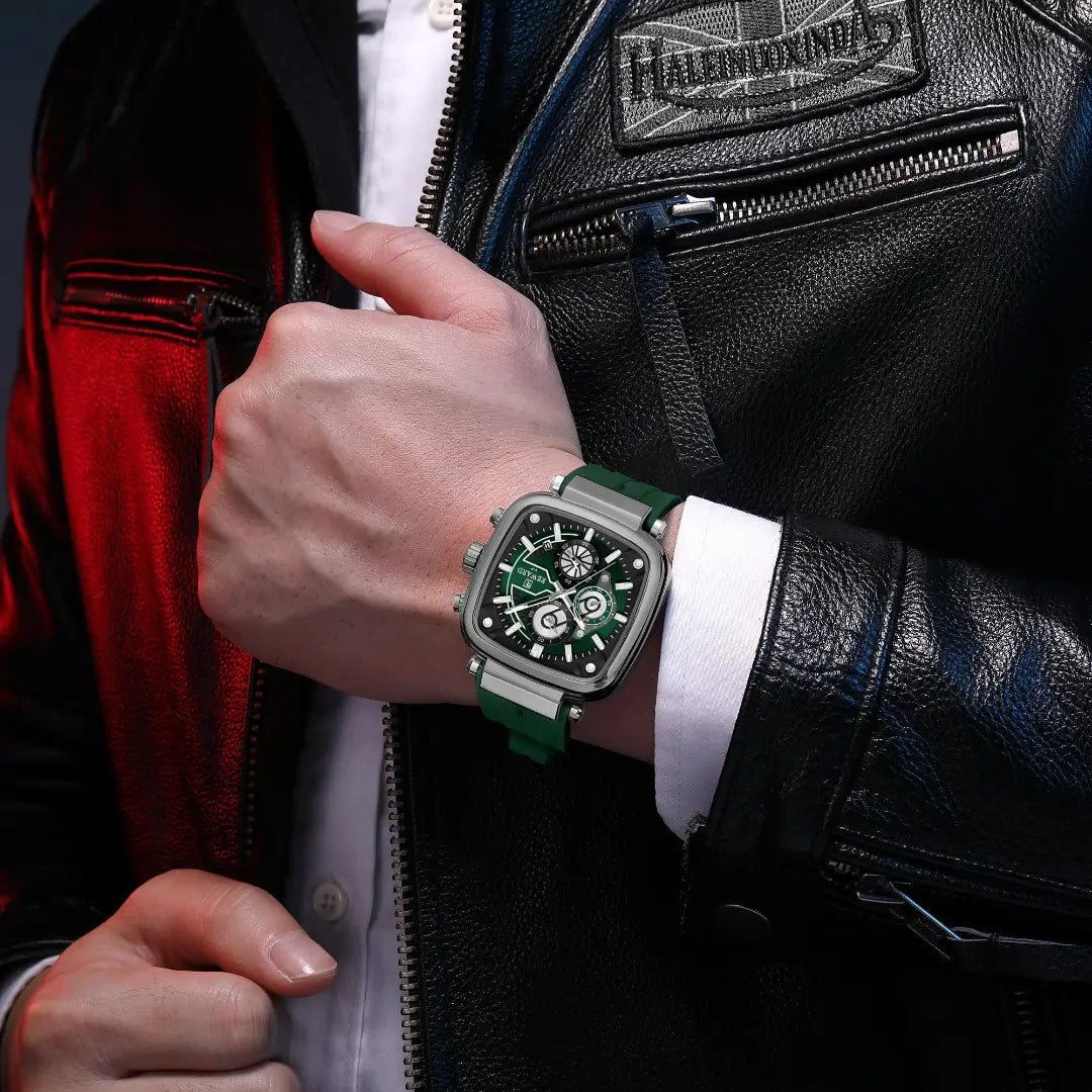 Relógio masculino quadrado verde Reward VIP Monaco Sport usado no pulso, com visual esportivo, mostrador marcante e presença imponente