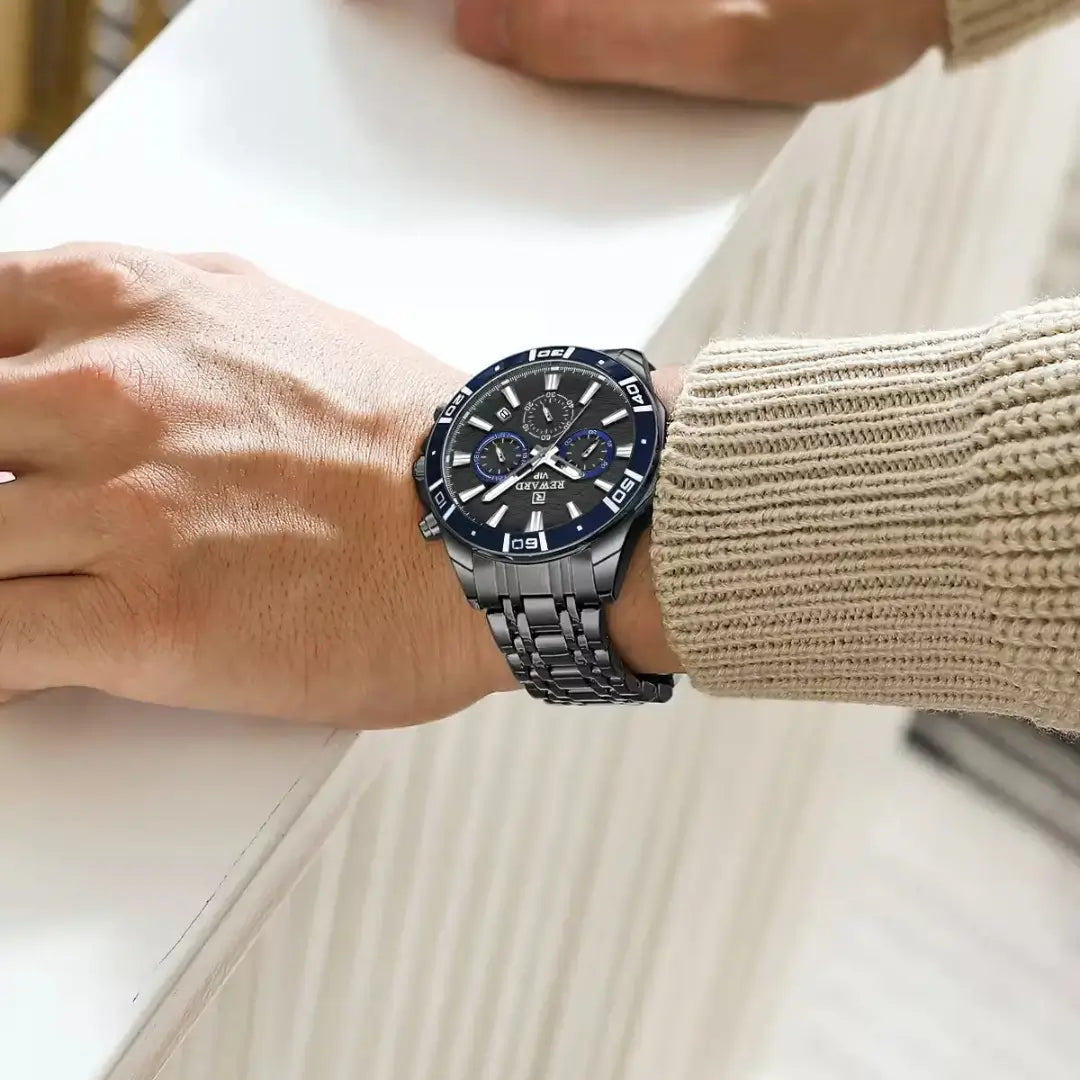 Relógio casual masculino preto com detalhes em azul Reward VIP Essence 44mm sob o pulso em ângulo aproximado