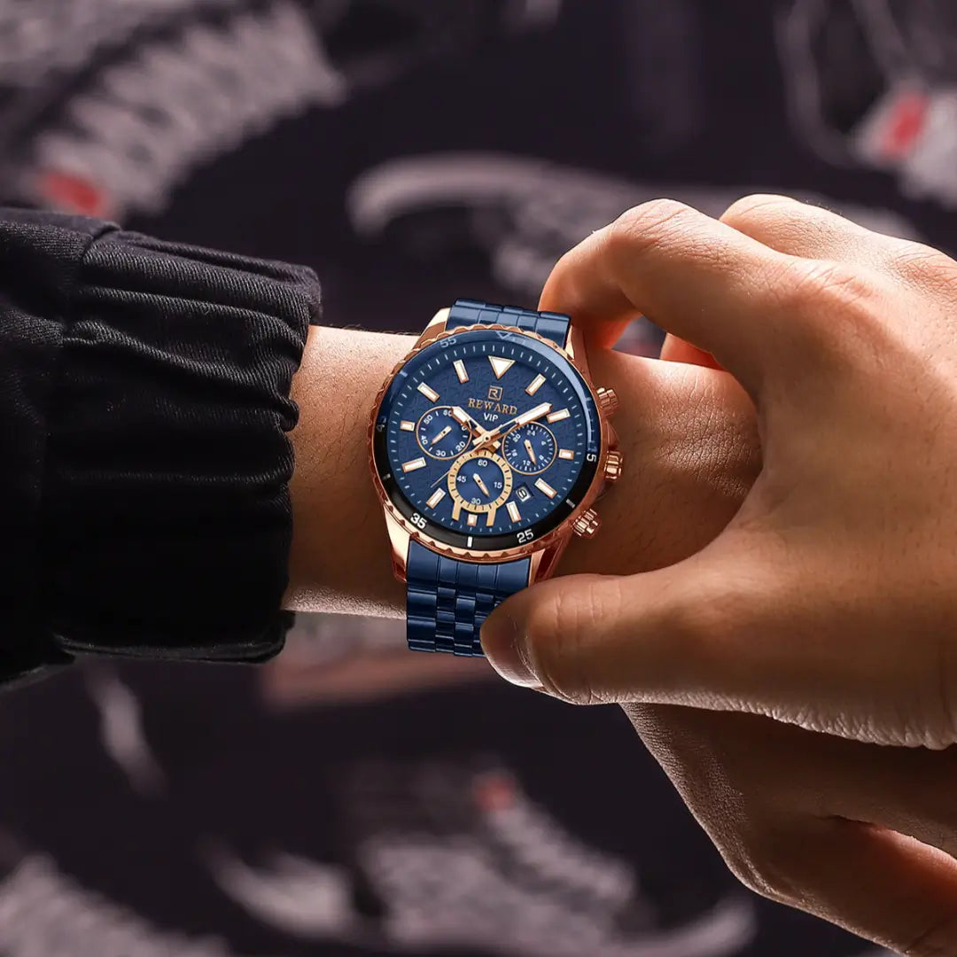 Relógio masculino azul Reward vip essence no pulso